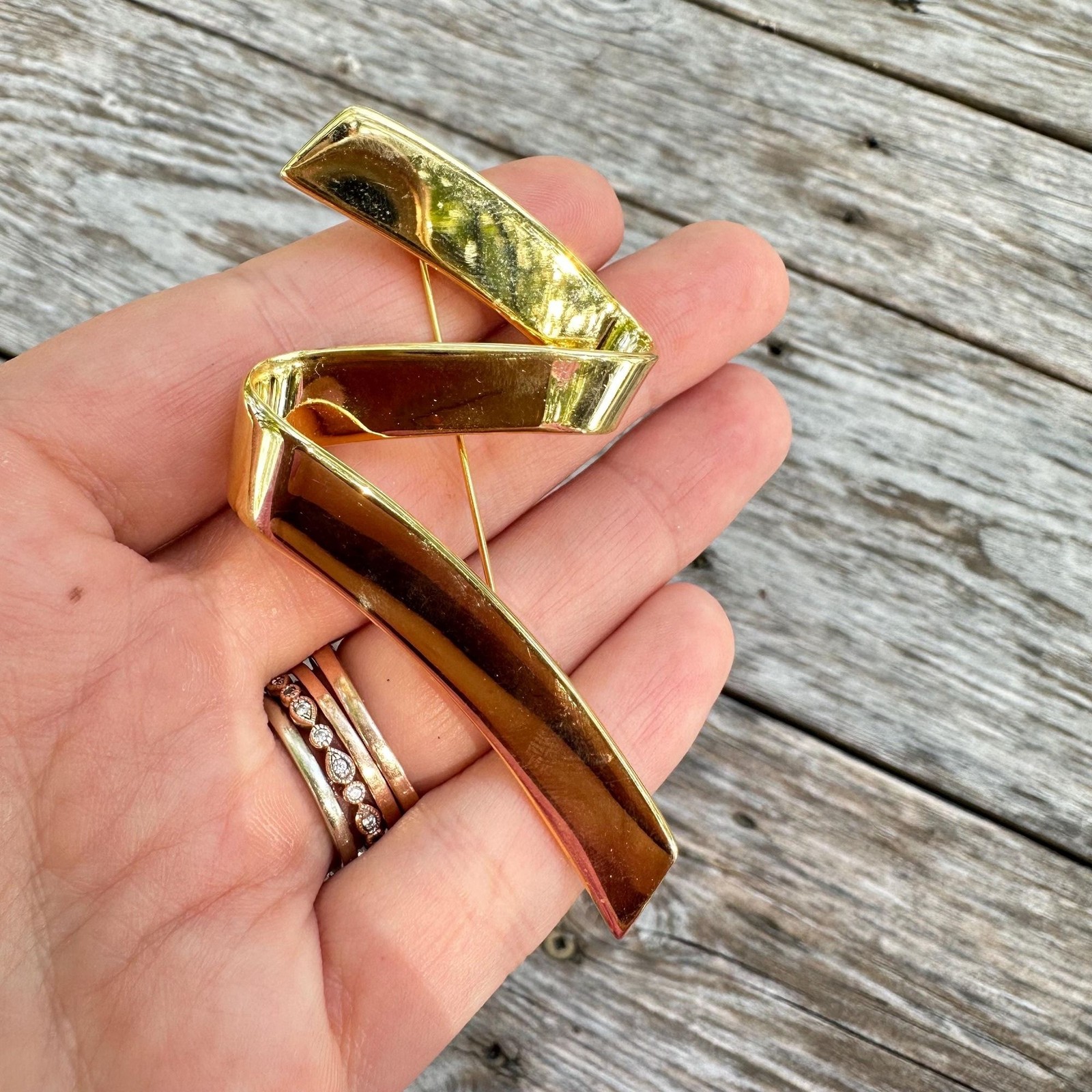 Vintage Jewelry Large Gold Tone Swirl Ribbon Pin Chunky Gold Brooch