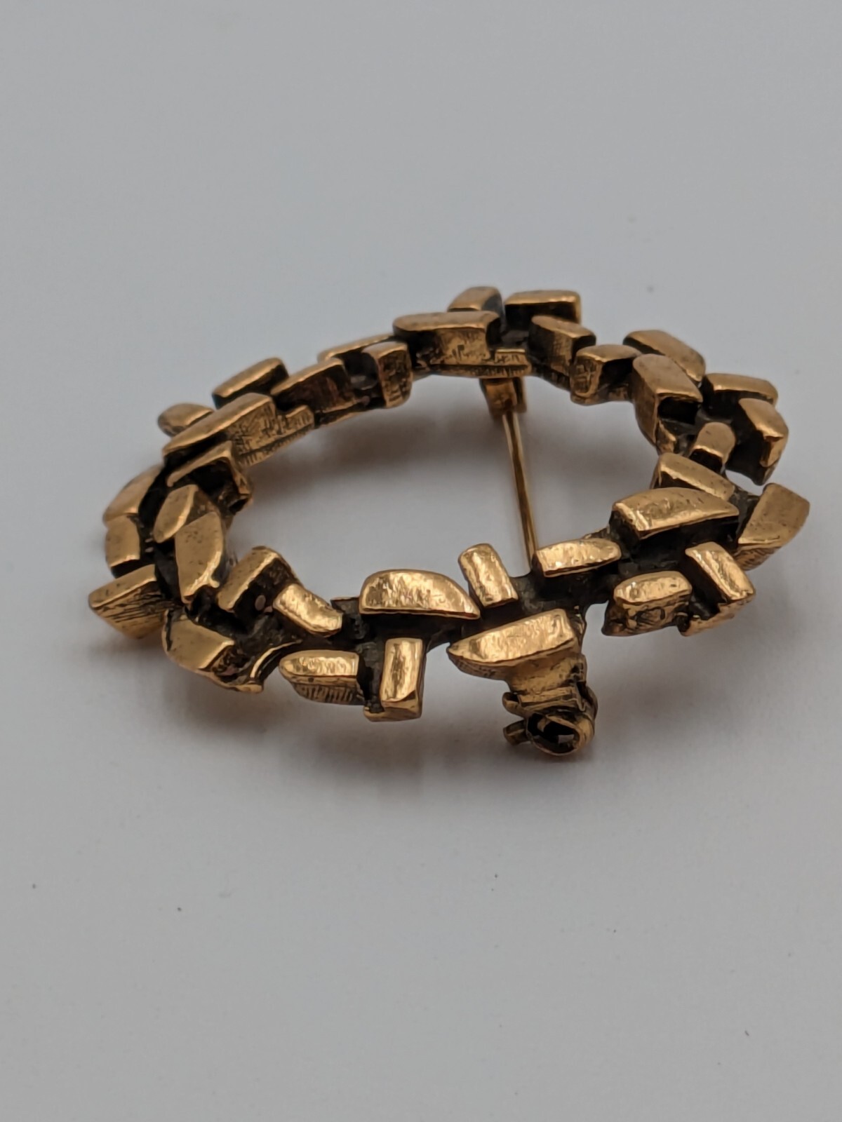 Vintage ROBERT ZENTALL Brutalist Metal Abstract Brooch Gold Tone Round Wreath