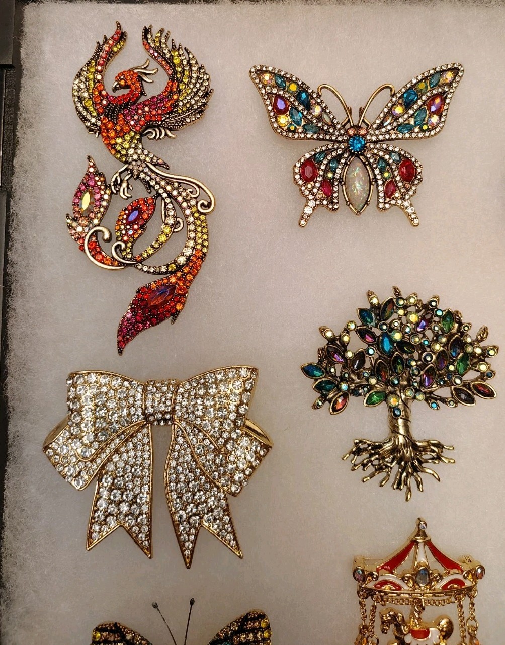 Rhinestone Brooches Lot Of 27 In Glass Front Display Case ** NEW ** ** NICE **