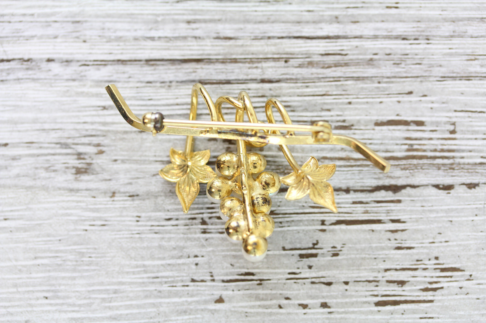 VINTAGE PEARLS GOLD FILLED BROOCH LEAF GRAPES PRETTY BEAUTIFUL RETRO