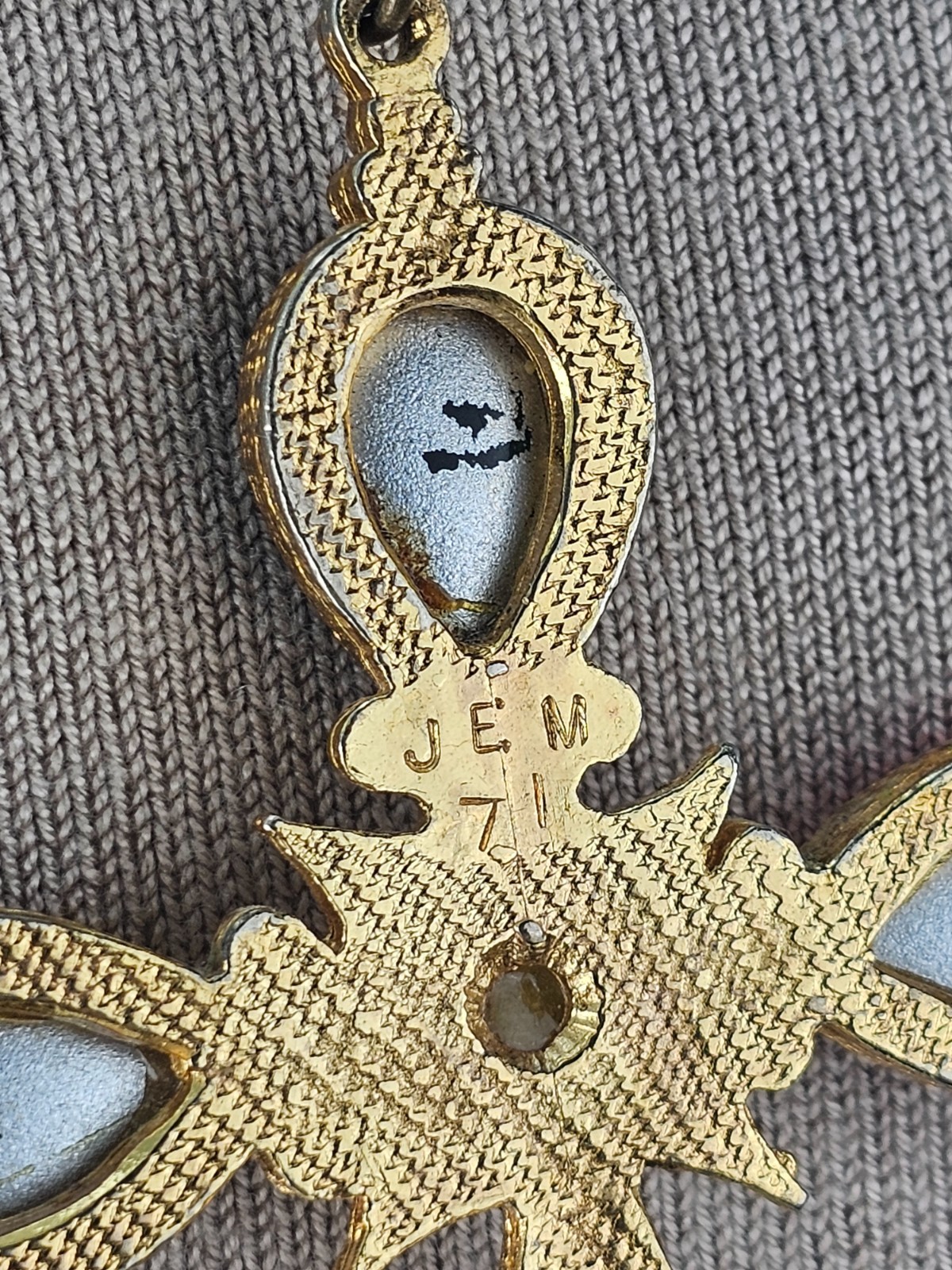 Vintage Signed Jem 1971 Jelly Belly ✝️Cross 3.5″ Pendant 24″ Necklace Gold Tone