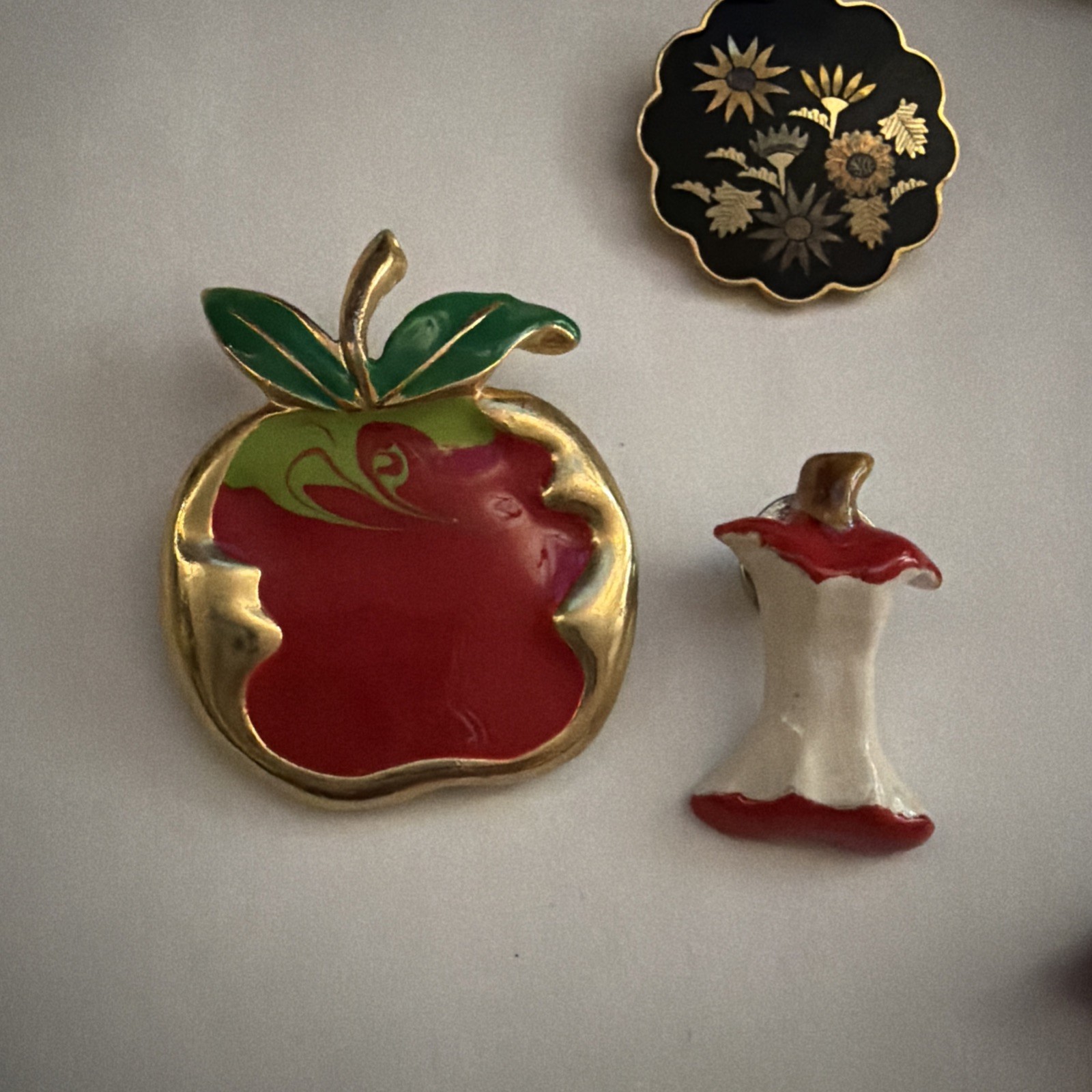 vtg pin lot of 25 collectible rare hard to find horseshoe souvenir Disney apple