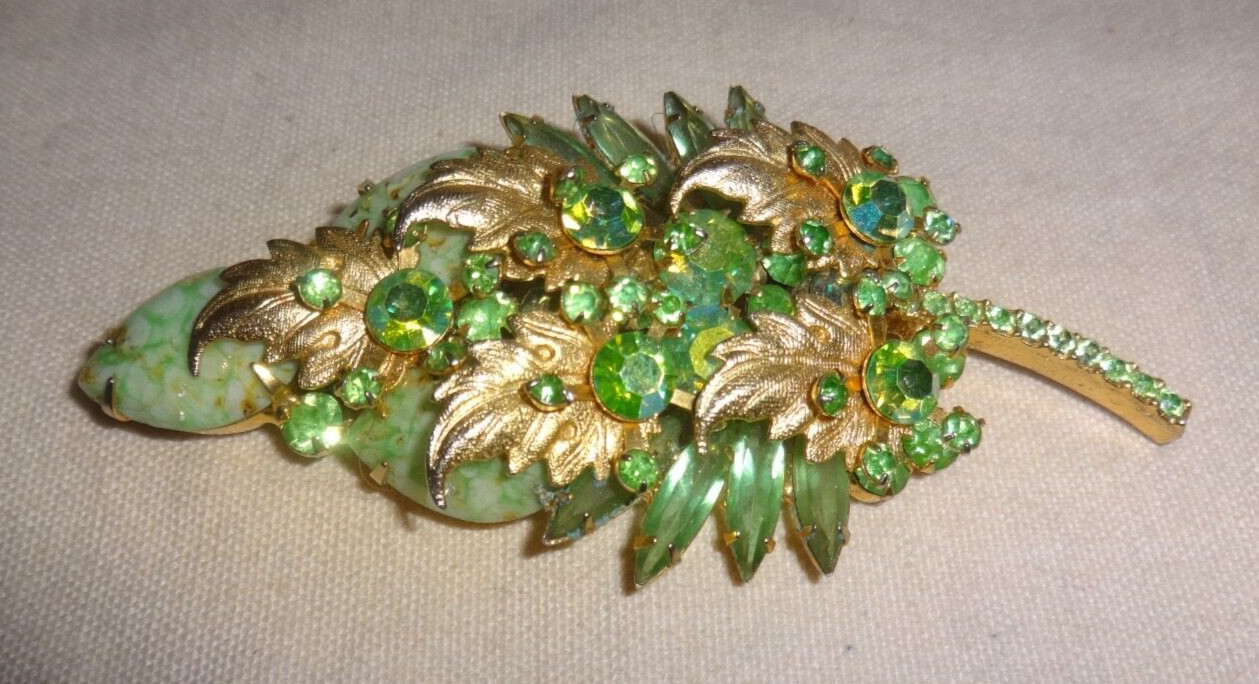 VTG Juliana DeLizza & Elster Green Matrix Gold Tone Leaf & Rhinestone Brooch