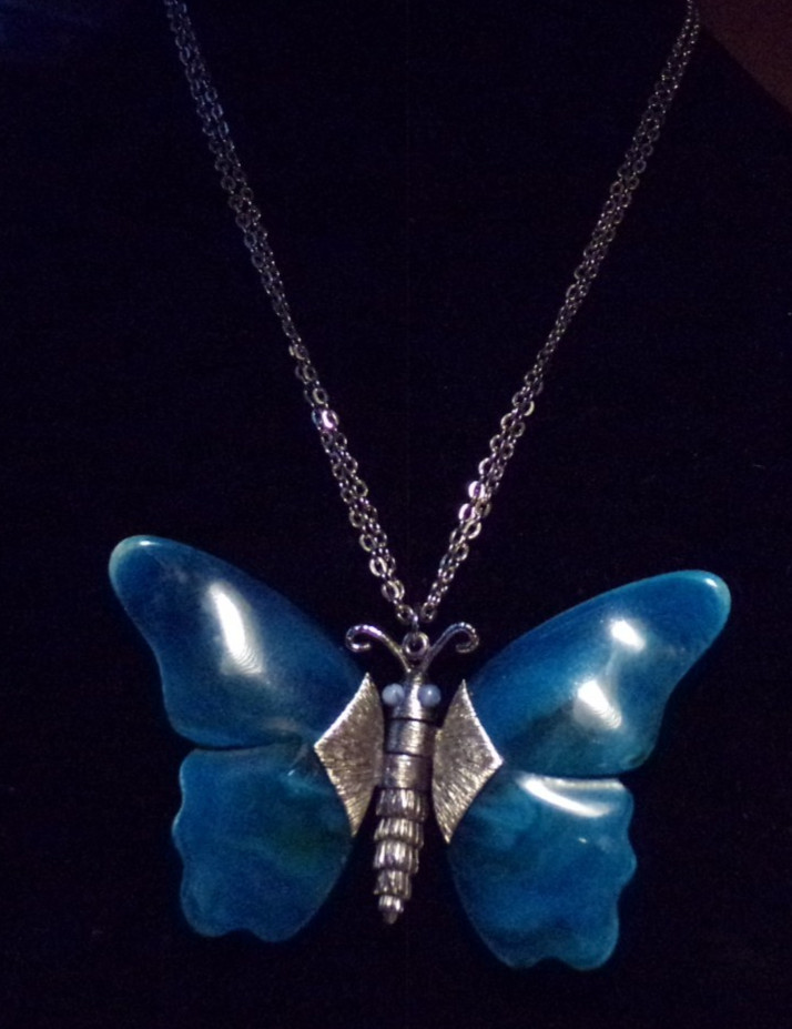 VTG 1960’S LARGE TURQUOISE ACRYLIC LUCITE SILVER TONE ACTION BUTTERFLY NECKLACE