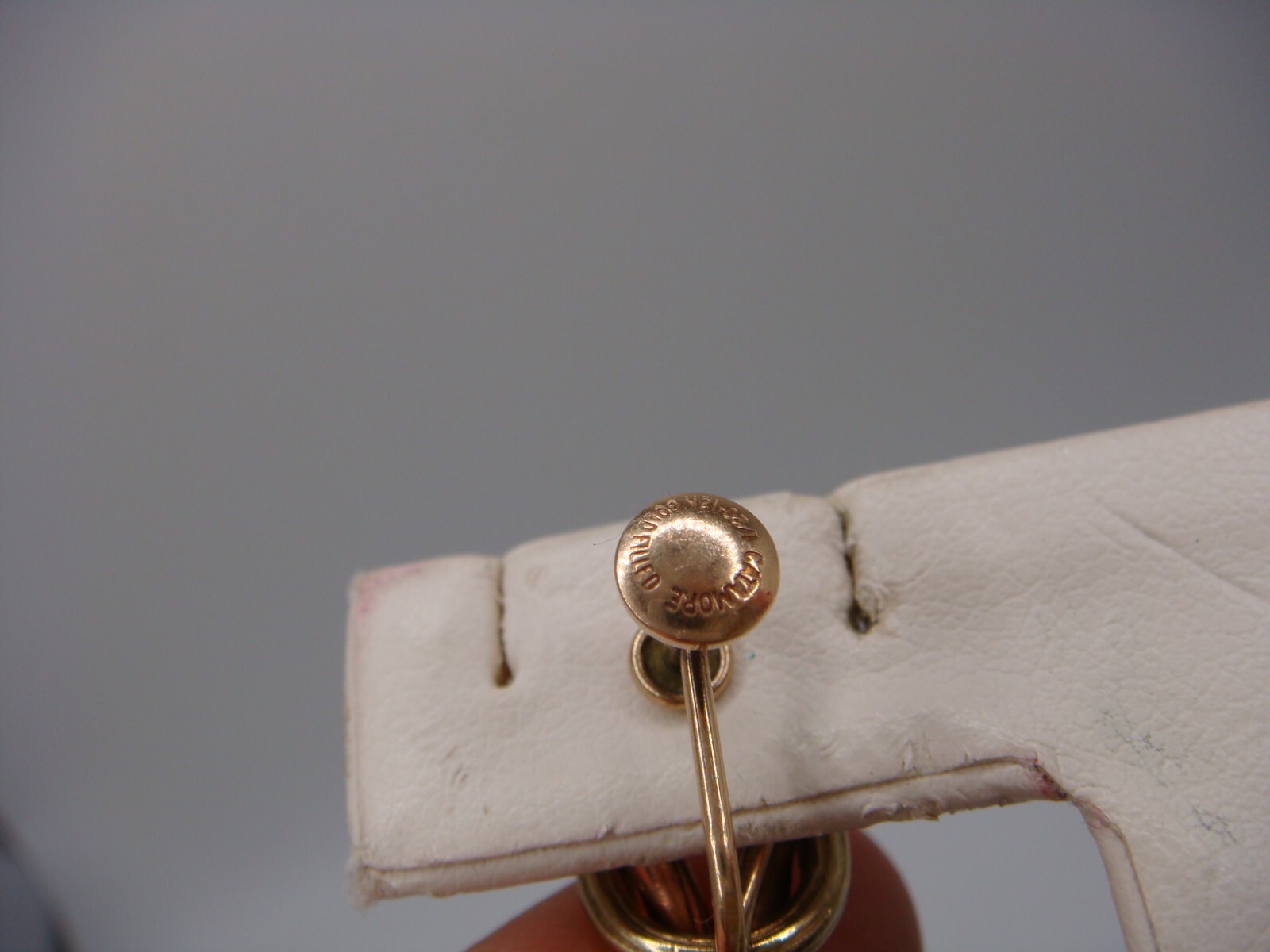 VINTAGE SIGNED CATAMORE 1/20 12K GOLD FILLED DUAL TONE KNOT SCREW BACK EARRING