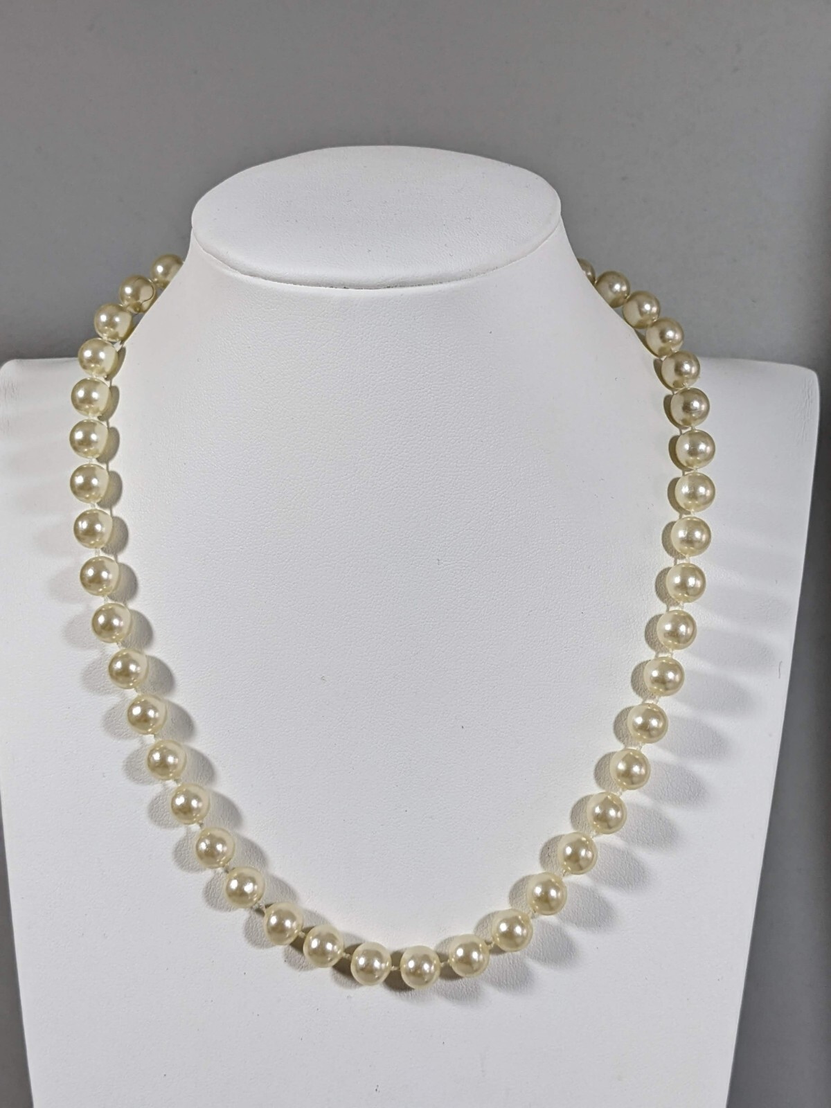 Vintage Ivory Color Faux Pearl Acrylic 8mm Beaded Necklace 17.5 in