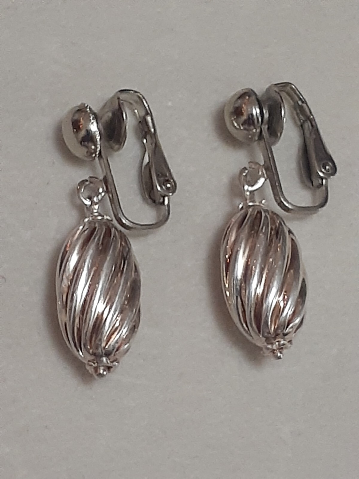 Vintage ribbed oval Silvertone lightweight clip on earrings