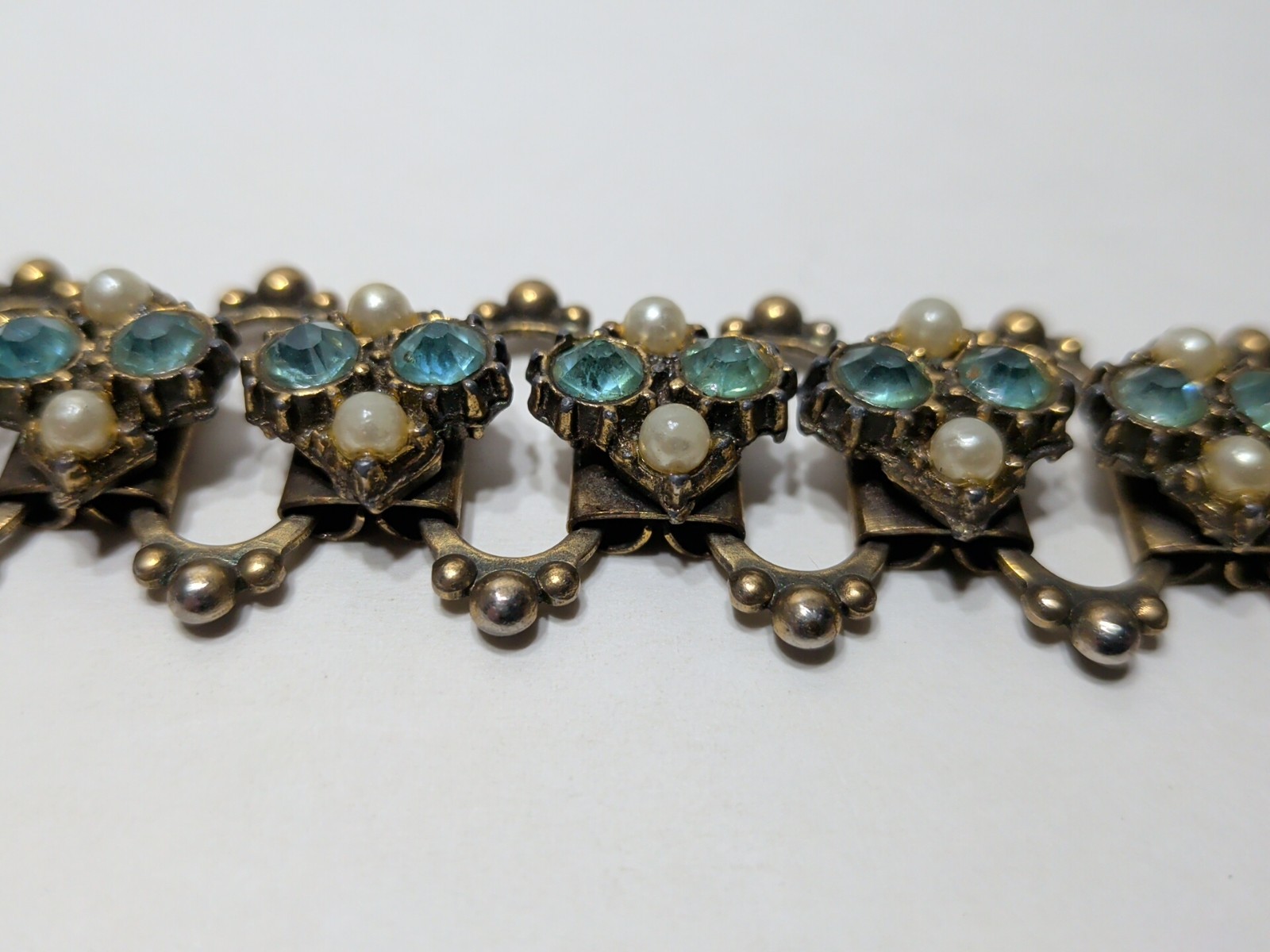 ✨VINTAGE✨ 1950s 8″ Bracelet Blue Stones Small Pearls Gold Tone Filigree Copper?