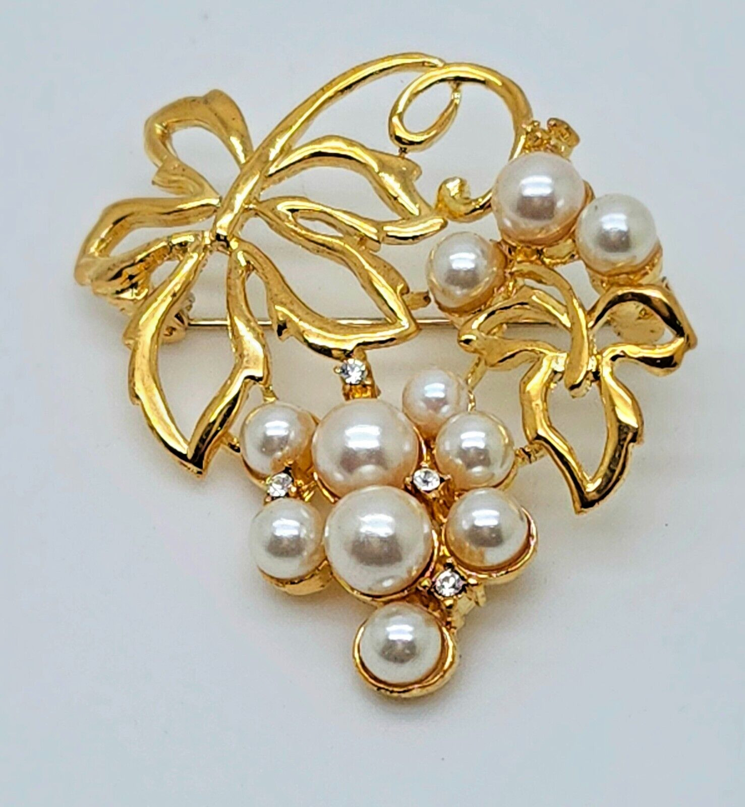 elegant Vintage style Gold Tone Bunch of grapes shape fashion jewelry Brooch/pin
