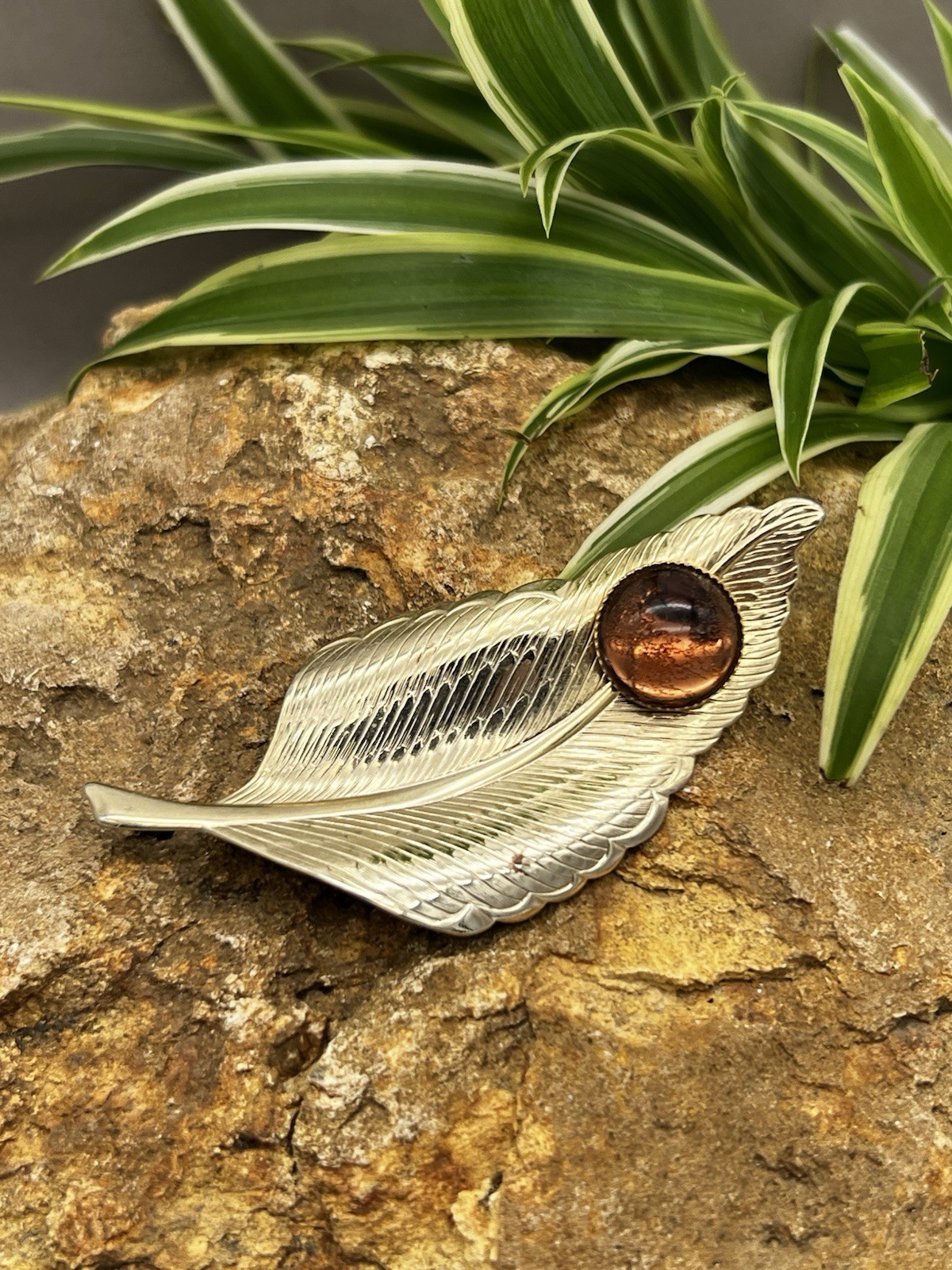 Vintage Leaf Brooch Gold Tone Amber Cabochon Nature Pin Retro Botanical Jewelry