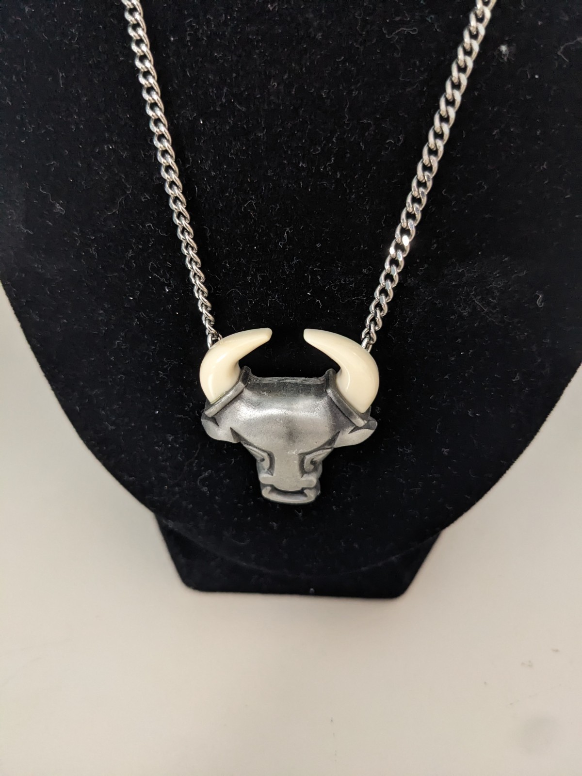Vintage Avon Wild Country Bull Head Pendant Necklace Pewter 19″ 1978 Signed