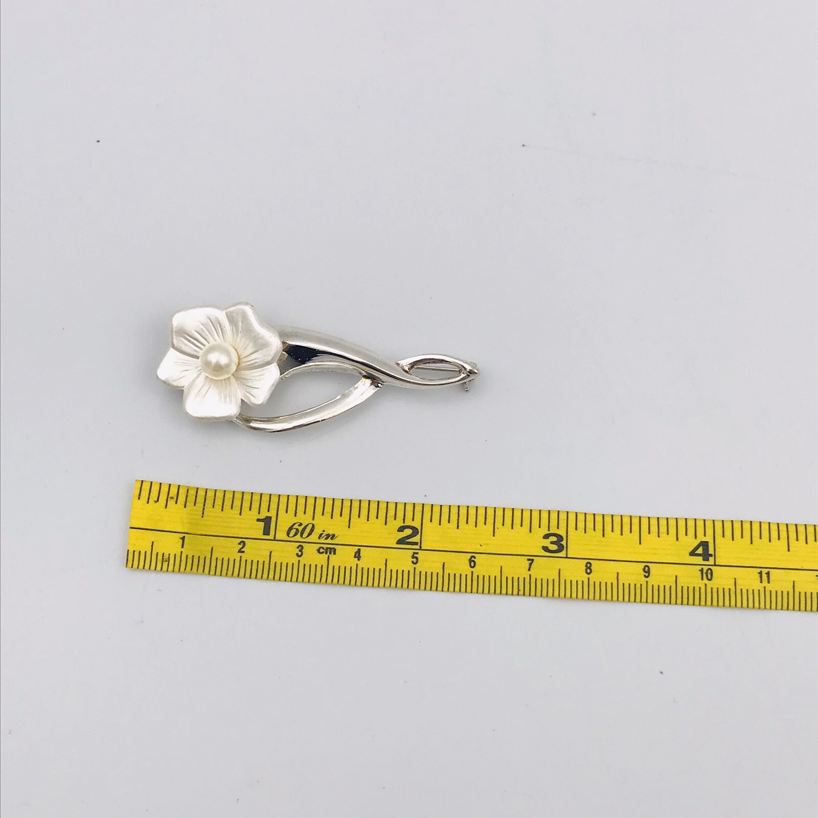 Lovely White Flower with Faux Pearl Silver Tone Pin Brooch 2.25” x 1″