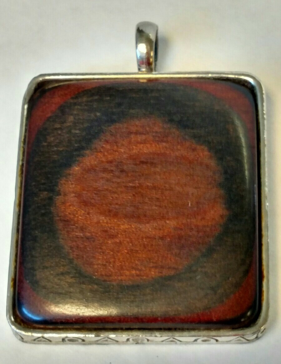 KENNETH LANE Wood PENDANT 1+7/8 x 1+5/8″ in Silver Setting 1/4″ cord/chain loop