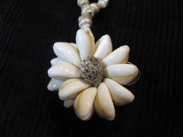 LOT S13 – 7 pc NATURAL LONG SEA SHELL JEWELRY with ARTISAN FLARE Flower puka