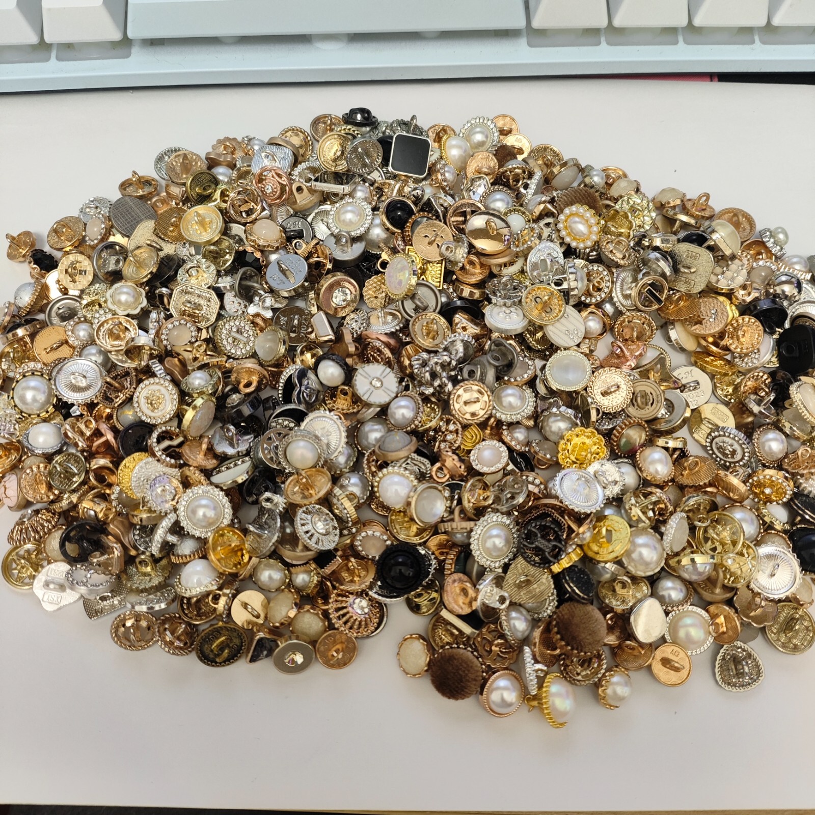 Vintage-now Costume Jewelry makeing Lots button Read Description 50pcs