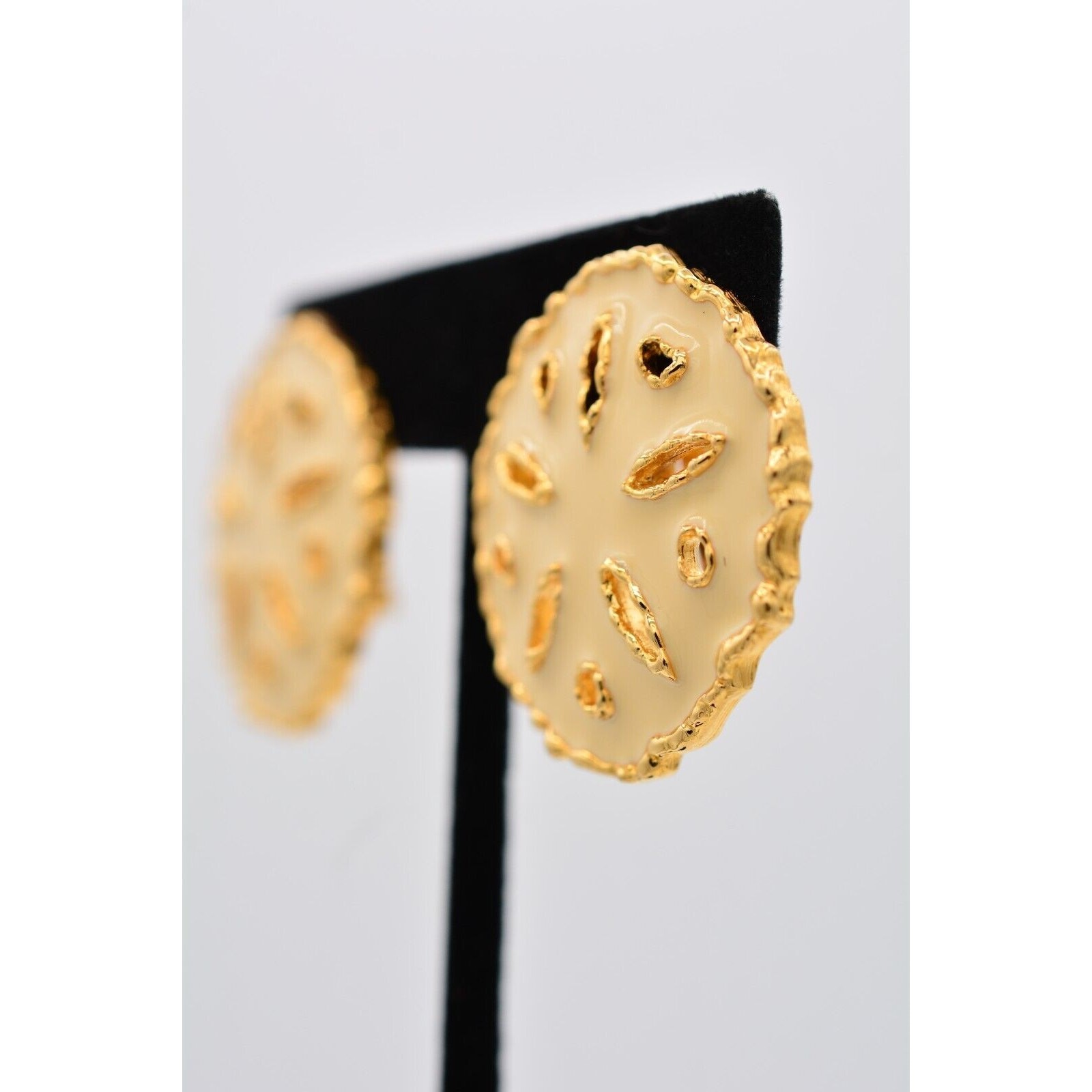 Gay Boyer Vintage Clip On Earrings Sand Dollar Enamel Gold Chunky Signed BinAF