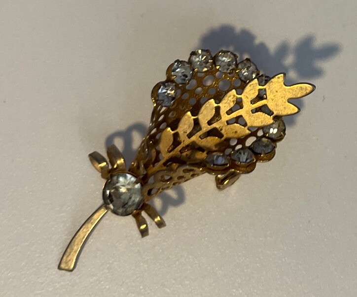 Vintage Retro Unsigned Rhinestone Flower Bouquet Gold Tone 3D Pin Brooch 2.25”