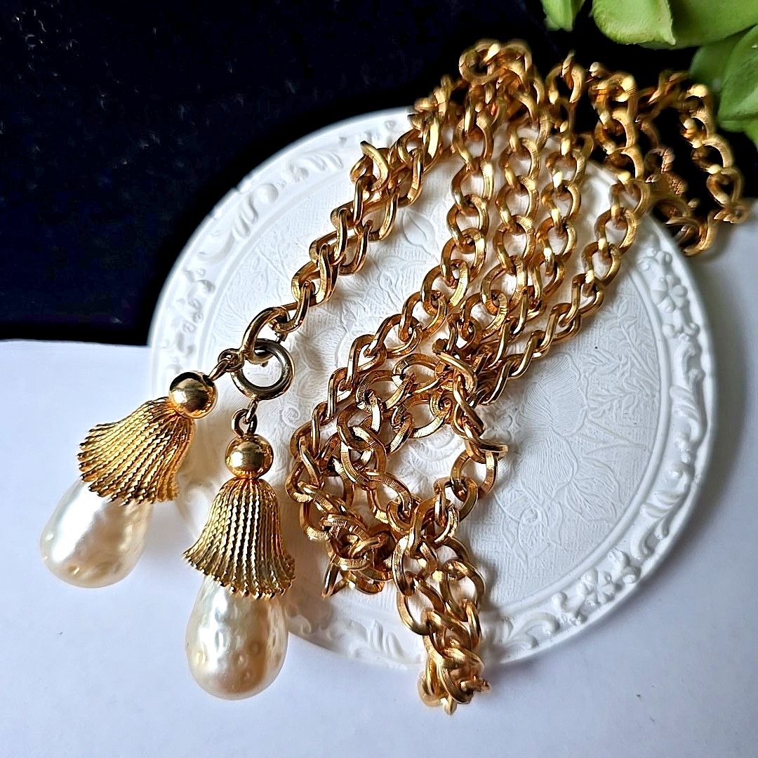 Vintage Sarah Coventry Chain Dangle Baroque Pearls Charms Necklace 28″L