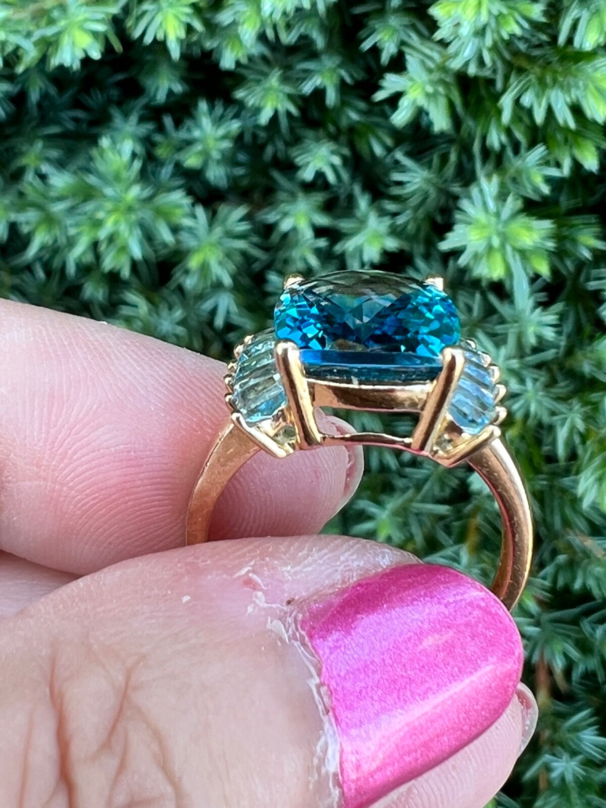 VINTAGE 14K GOLD FACETED DEEP TEAL LONDON BLUE AND LIGHT SWISS BLUE TOPAZ RING