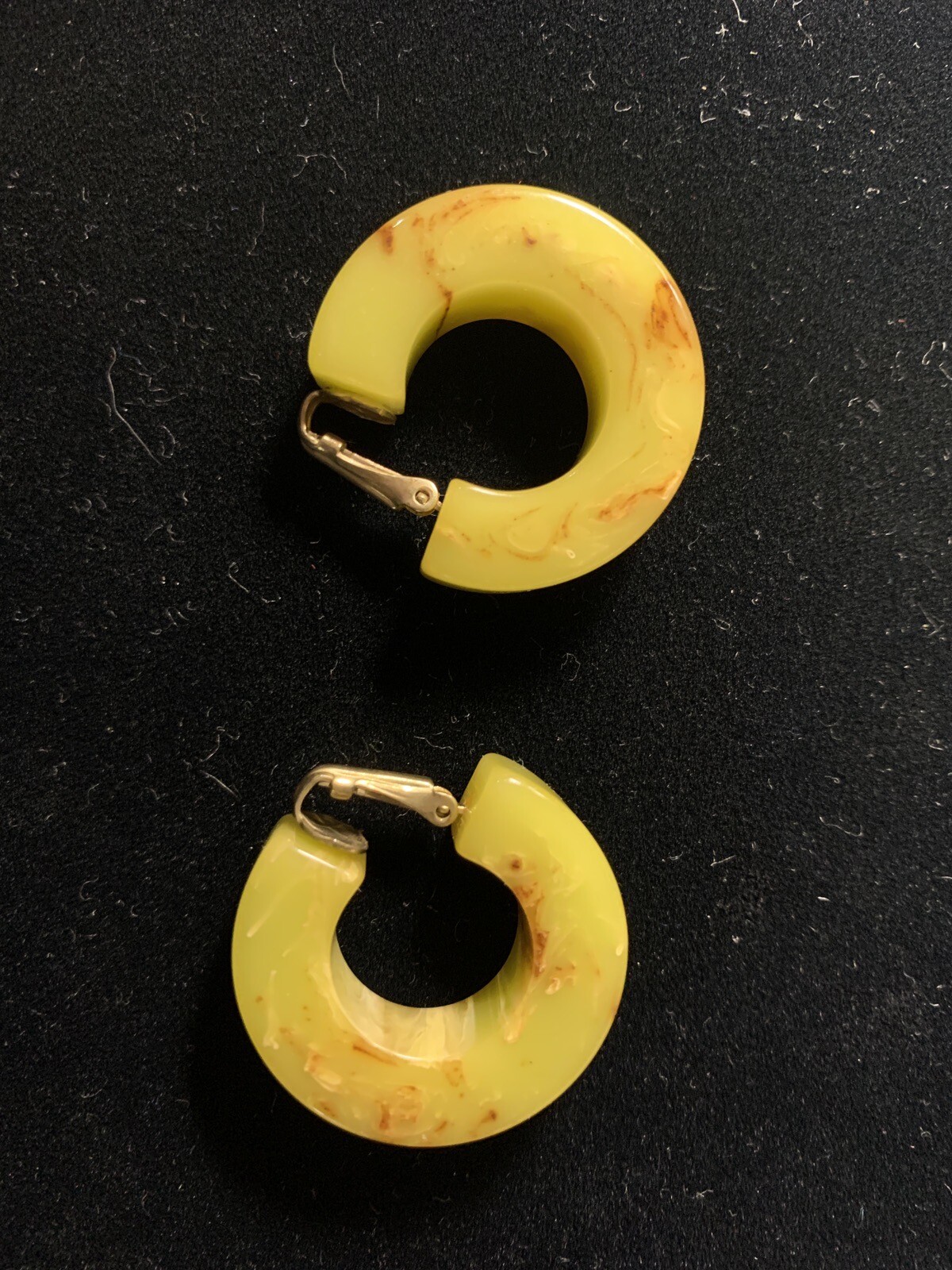 Vintage Marbled Yellow Bakelite Hoop Earrings, Chunky 1 1/2“ Across