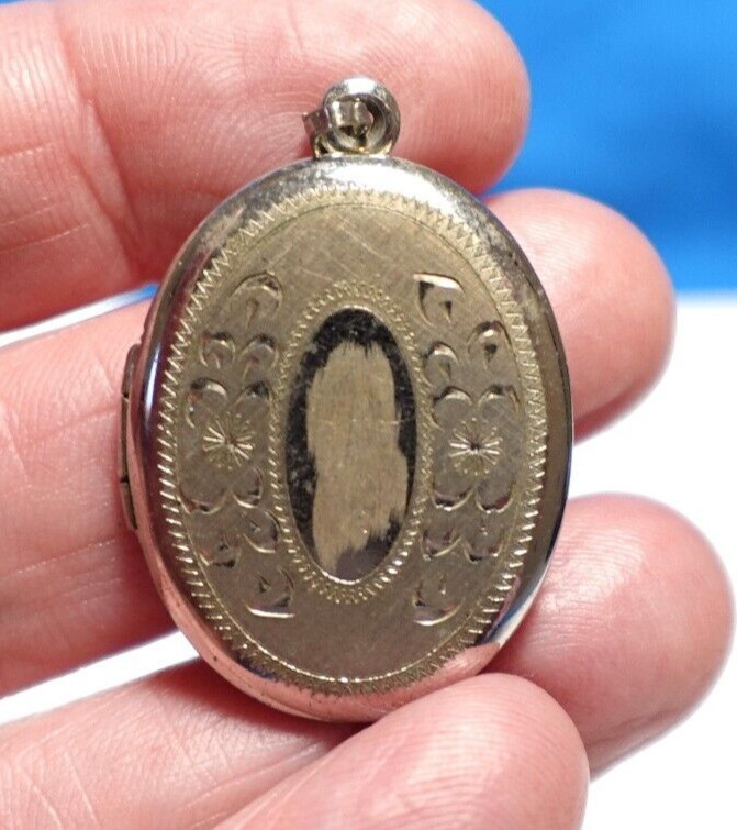 STERLING SILVER LOCKET OVAL VINTAGE 5.3 GRAMS 20 X 30 MM J-433
