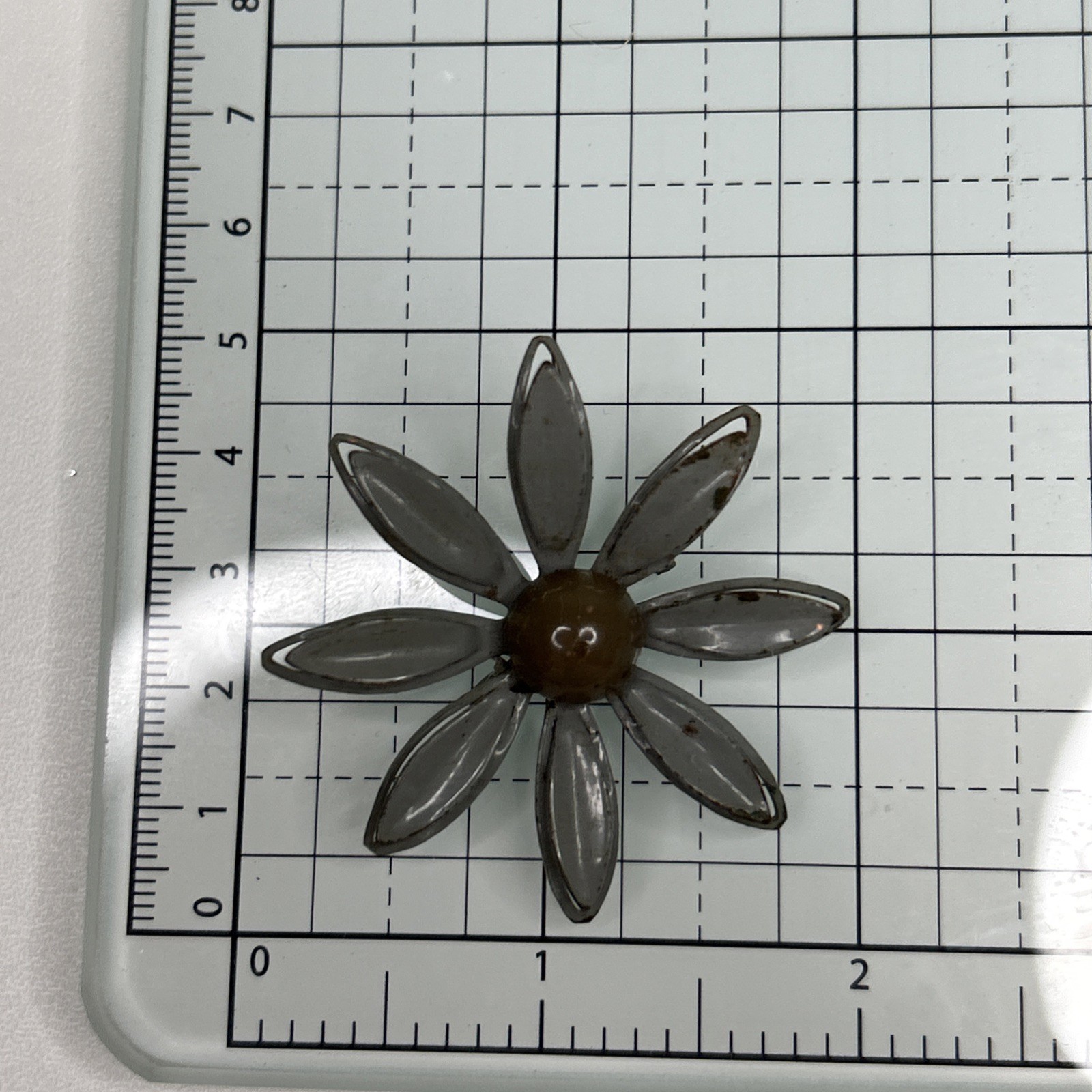 Vintage Retro Hippy Mod 60’s Gray Daisy Metal Flower Pin Brooch