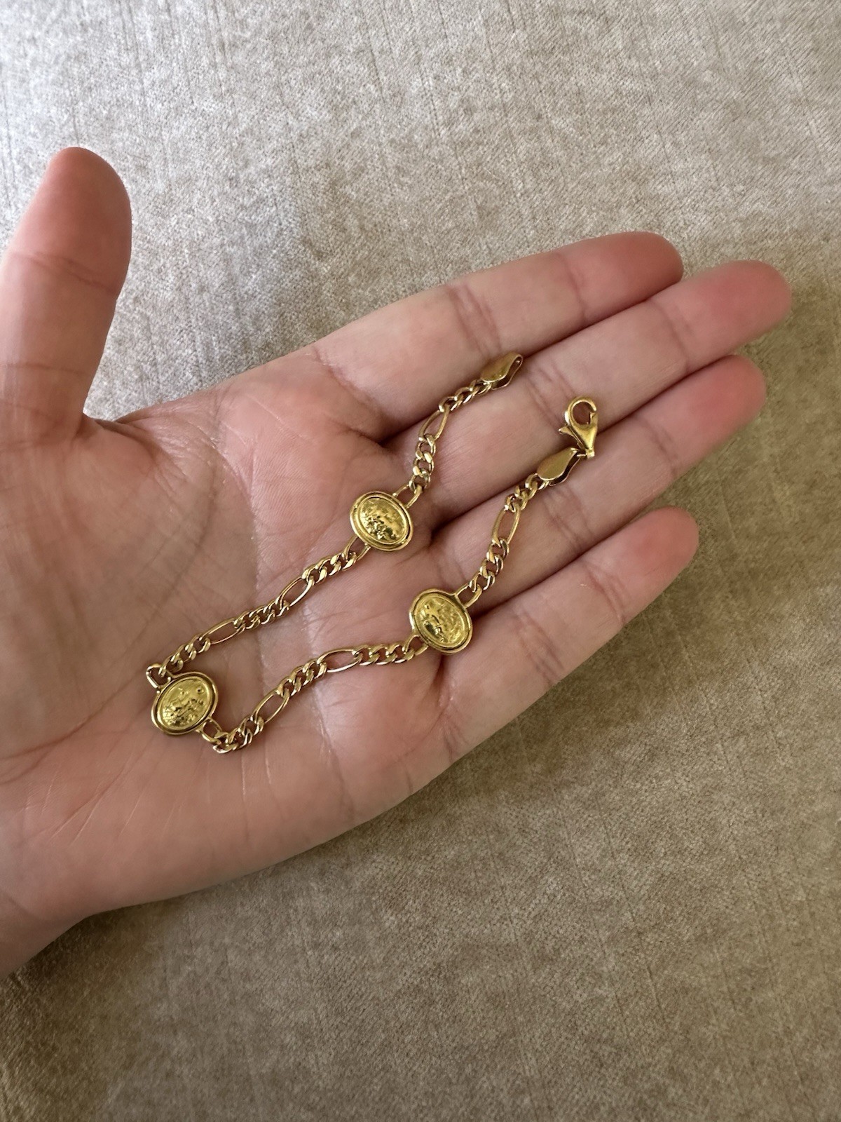 Vintage 18K Yellow Gold Italian Woman Cameo Figaro Chain Bracelet, 8 Inches