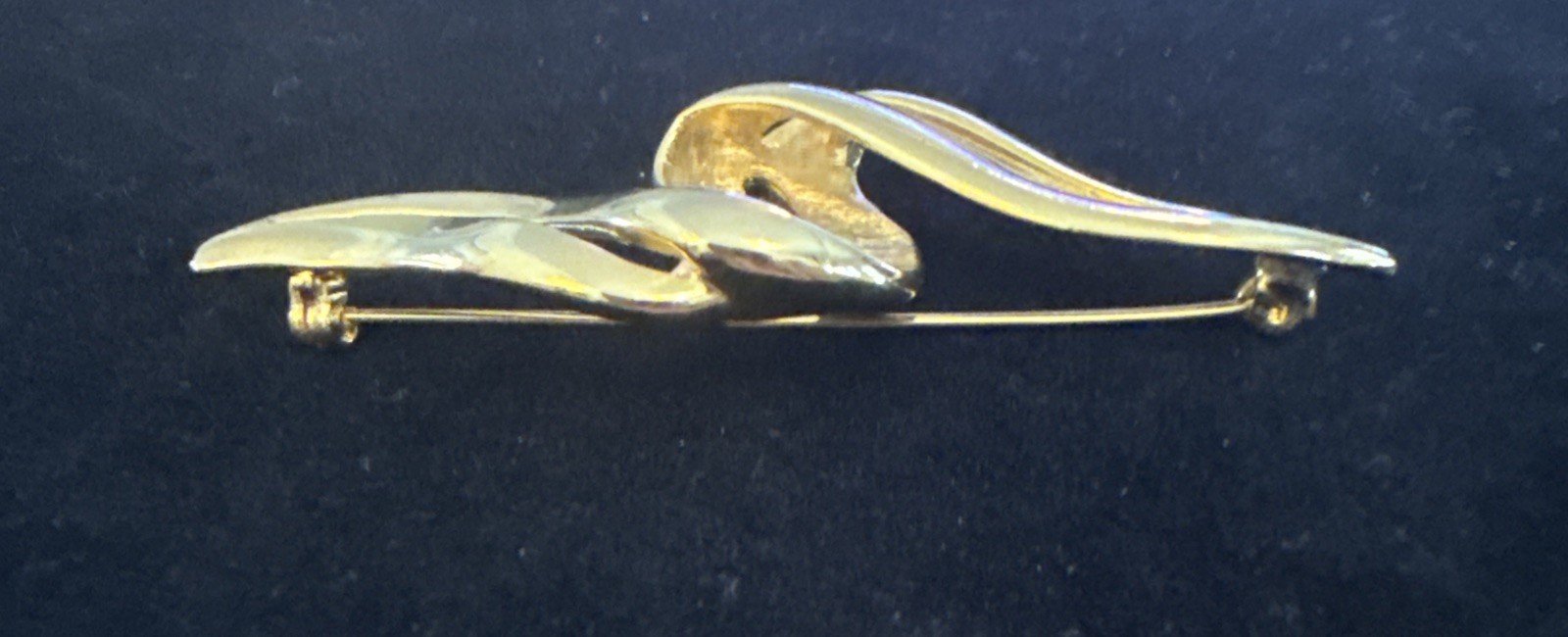 Vintage 1980’s Gold Tone Double Swirl Ribbon Brooch Pin 3” Statement Modernist