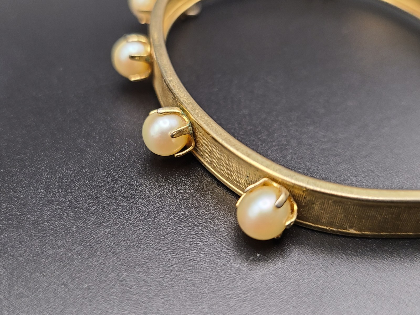 Vintage Gold Tone Faux Pearl Bangle Bracelet Safety Chain 17cm