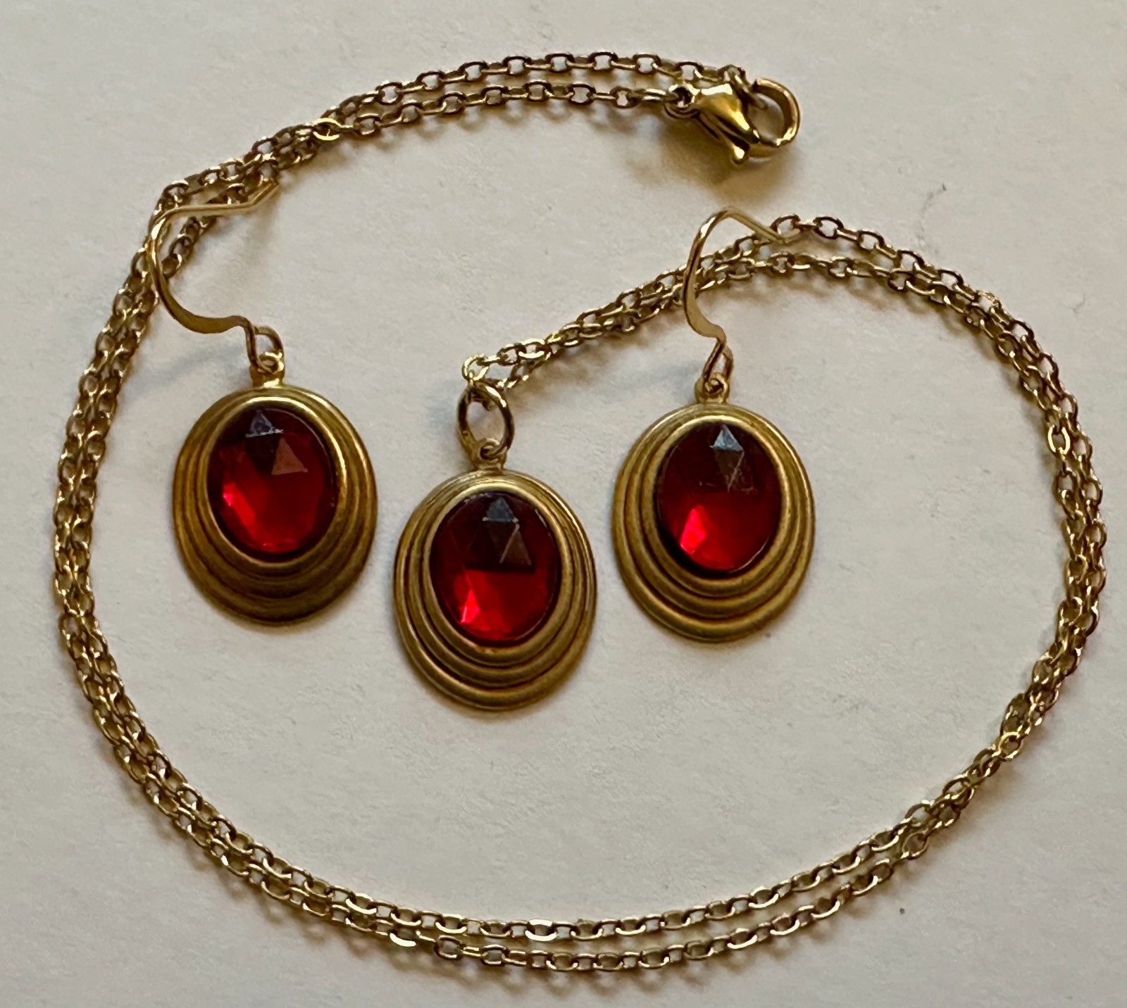 VINTAGE JEWELRY SET NECKLACE RED LUCITE PLASTIC W BRASS 3/4 OF 1″ & EARRINGS