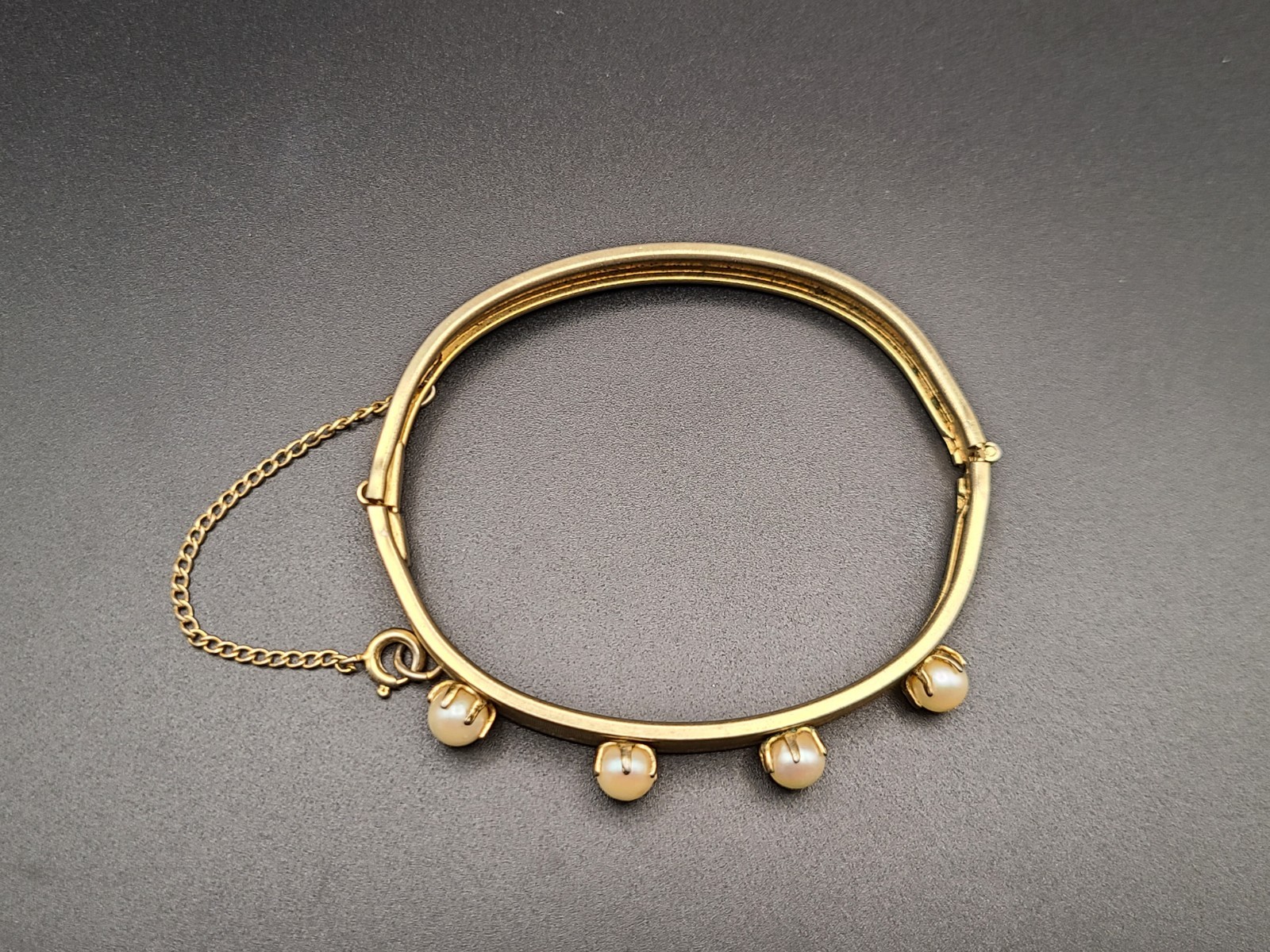 Vintage Gold Tone Faux Pearl Bangle Bracelet Safety Chain 17cm