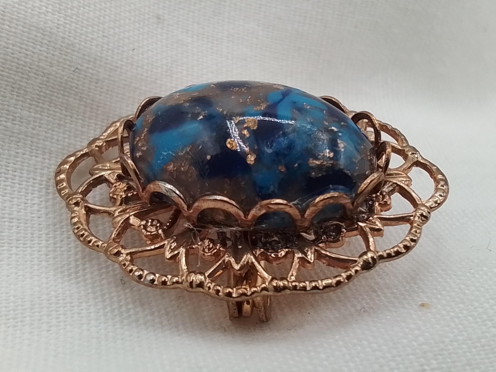 BLUE & GOLD FOIL ART GLASS CABOCHON SET IN FILIGREE FRAME VINTAGE ESTATE PIECE
