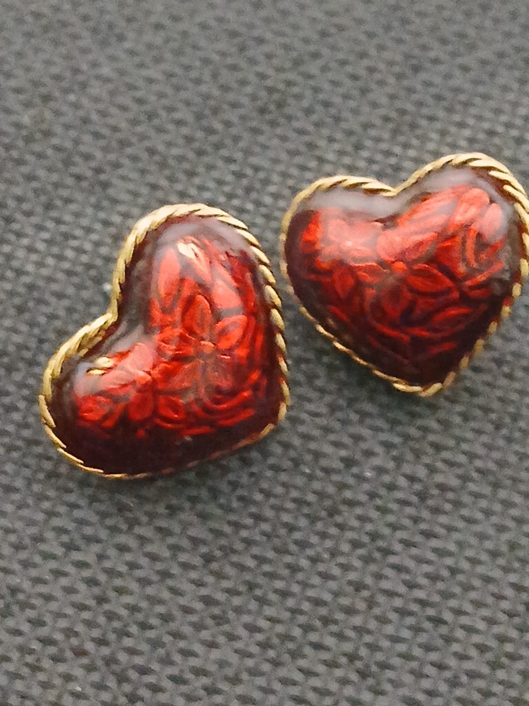 1995 Avon “HEARTS AFIRE” gold tone red enamel floral designs pierced earrings