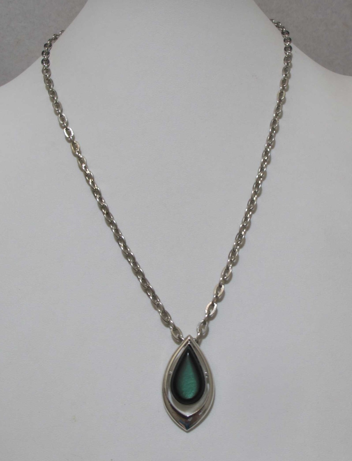 Vtg 1978 SARAH COV “Dew Drop” Green Acrylic Teardrop SilverTone Pendant Necklace