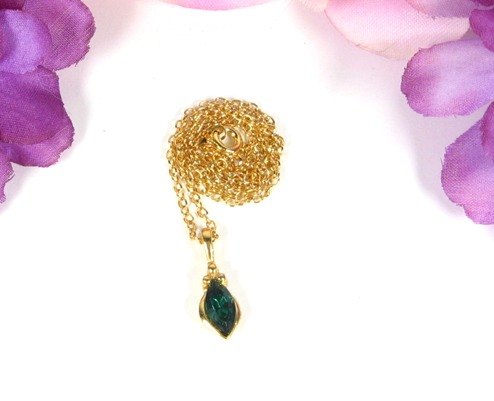 DEEP DARK GREEN MARQUISE RHINESTONE Pendant Vintage NECKLACE Goldtone Chain 16″
