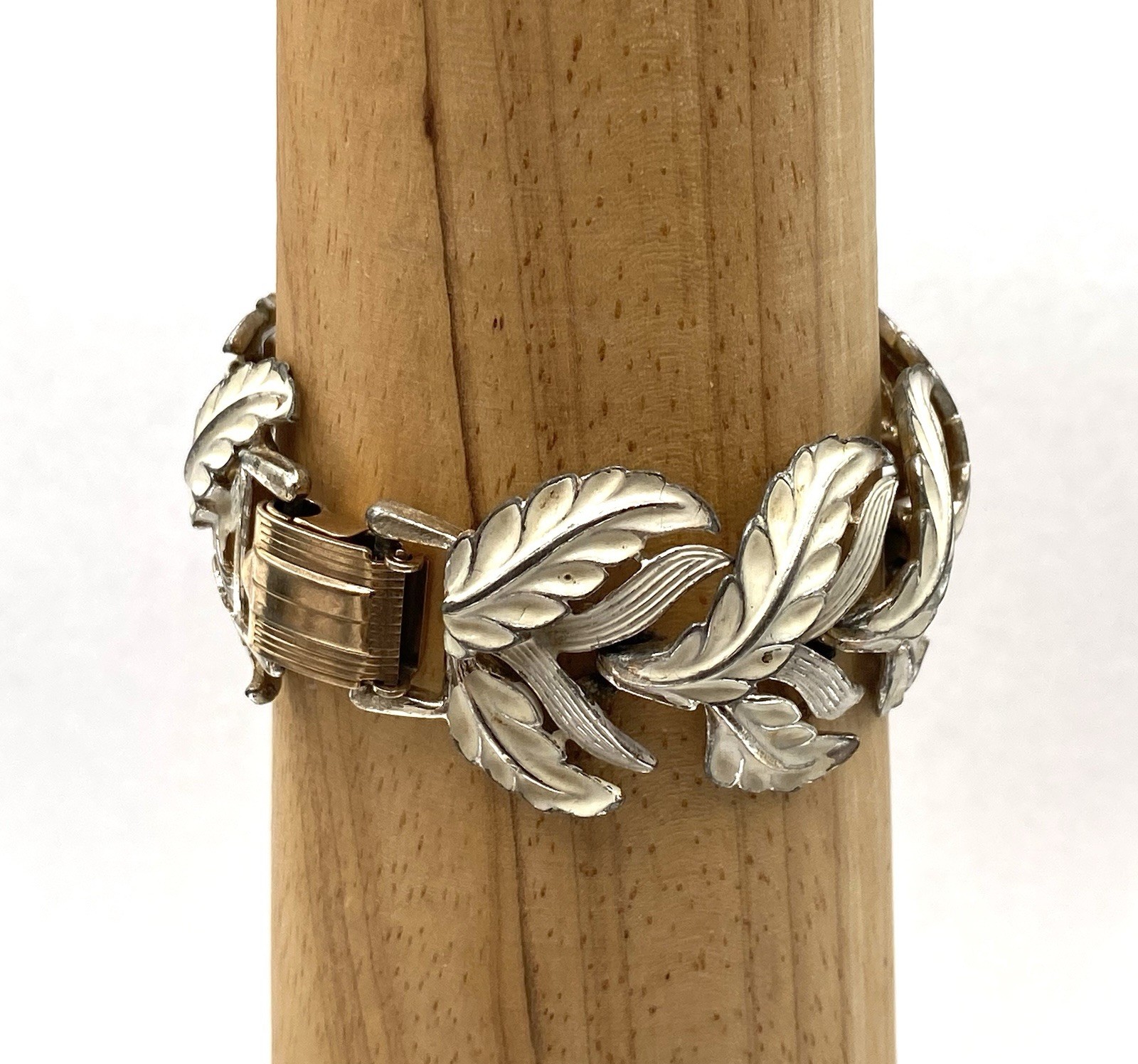 Vintage Bracelet Leaves Linked White Enamel Finish Estate 6.5” Flaw