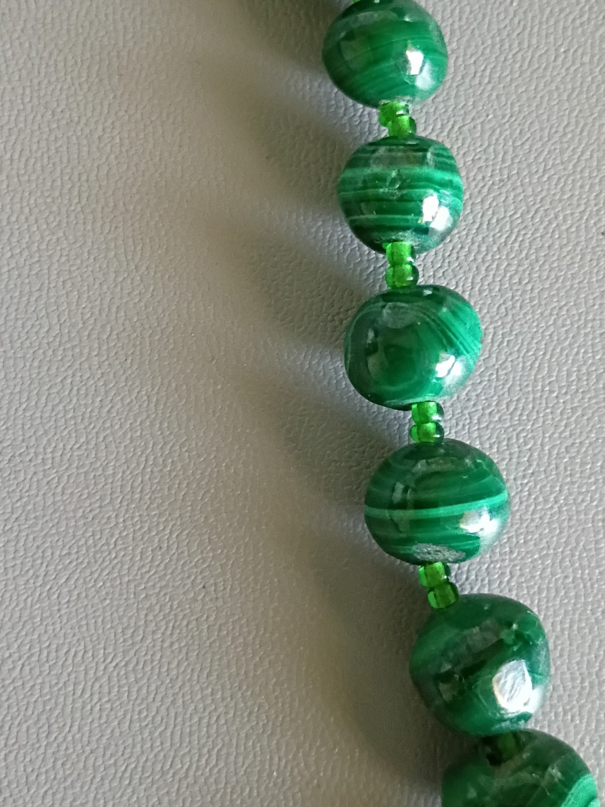 BEAUTIFUL VINTAGE GRADUATING IN SIZE MALACHITE BEADED NECKLACE 22″ INCHES