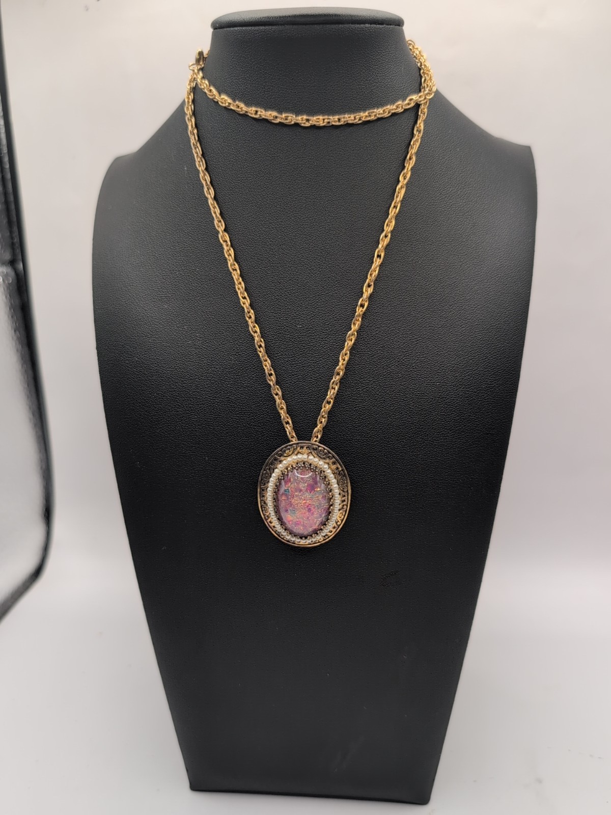 Vintage Pink Confetti Faux Pearls Oval Pendant Brooch Necklace Gold Tone 26″