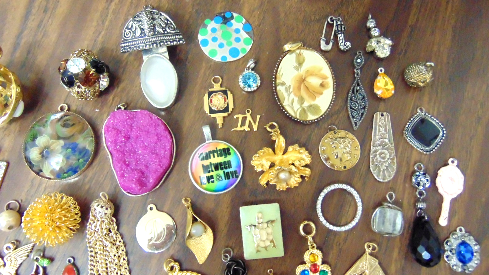 Huge Vtg lot of 141 Estate Pendants & Charms Mixed Materials And Styles