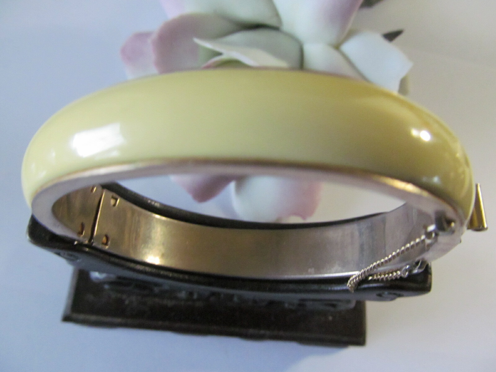 VINTAGE WIDE GOLD PLATED w/SOFT YELLOW TONE ENAMEL DESIGNED BANGLE BRACELET