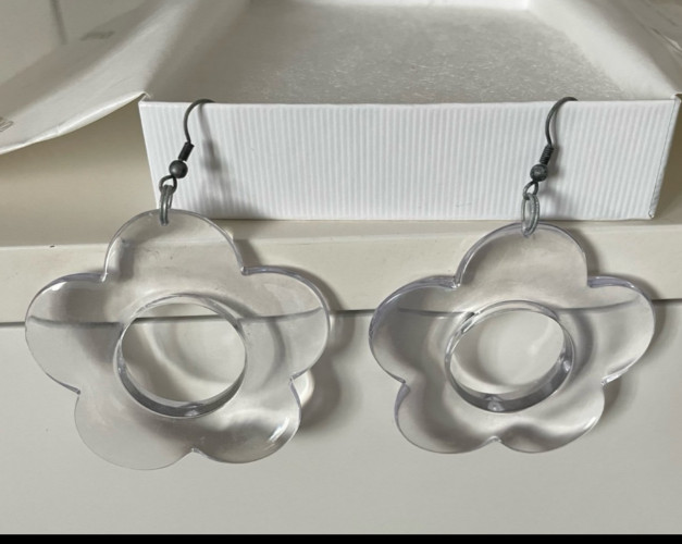 Daisy Dangle Earrings Flower Power Retro Mod CLEAR Acrylic Hippie Pierced womens