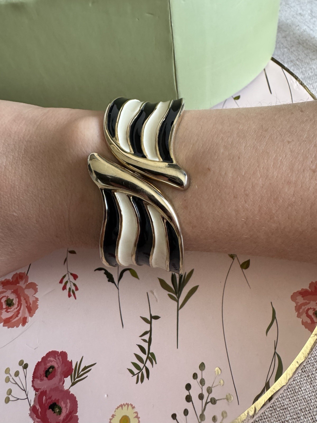 Vintage Textured Spring Snap Gold Tone Black & Beige Bracelet – Preowned