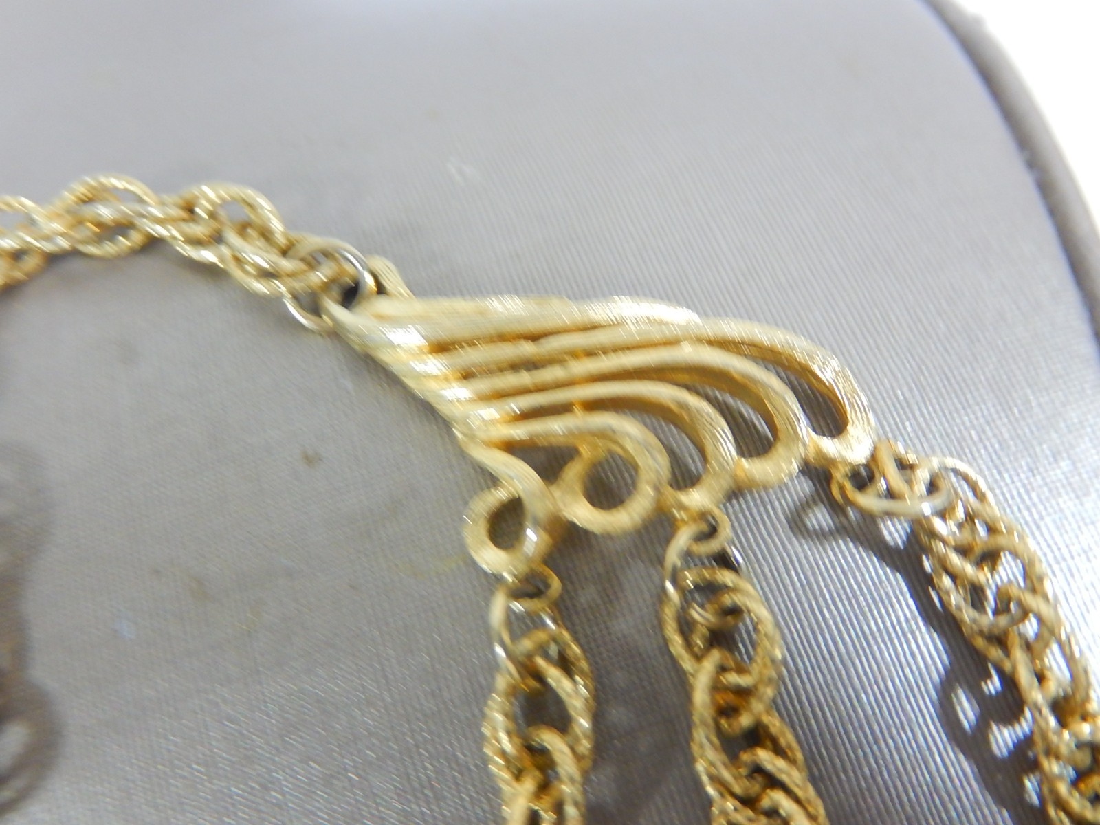 STUNNING VTG FESTOON W LARGE MULTI LEAF CENTERPIECEGOLD TONE BIB NECKLACE