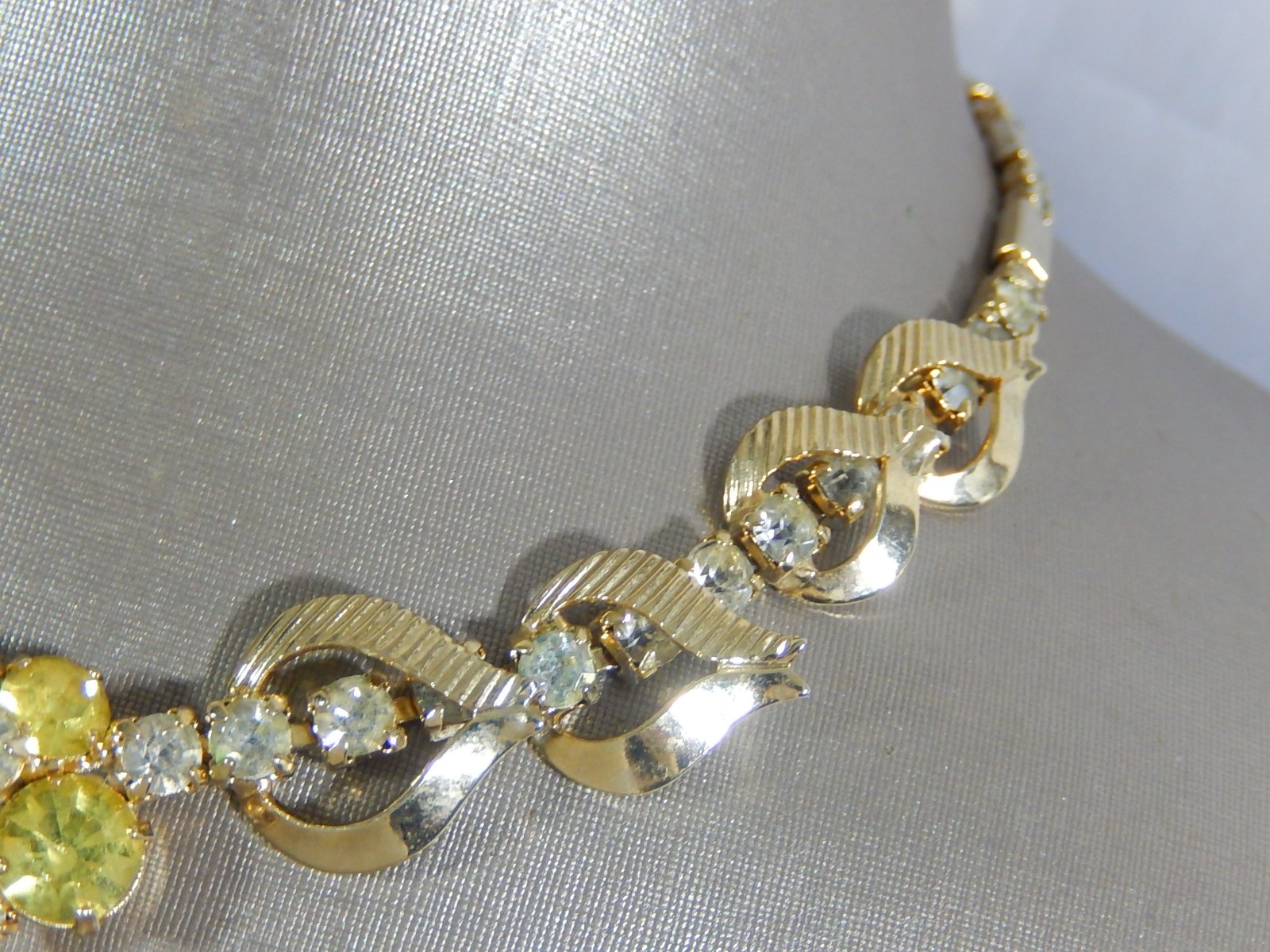 VINTAGE MCM NECKLACE SARAH COVENTRY YELLOW & CLEAR RHINESTONE 15-17″