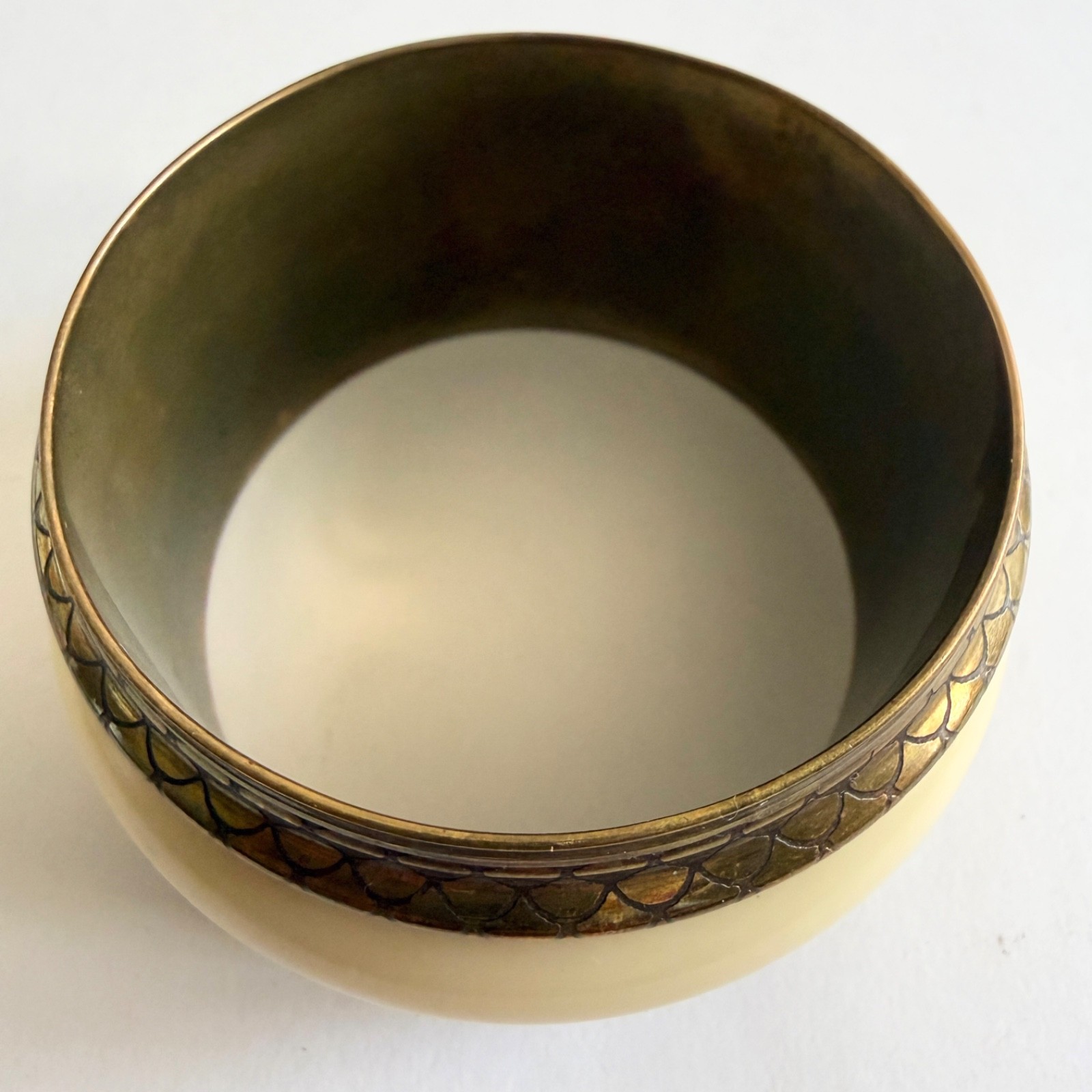 Vintage 80s Wide Brass Bangle Bracelet Fish Scale Cream Plastic Lightweight Boho