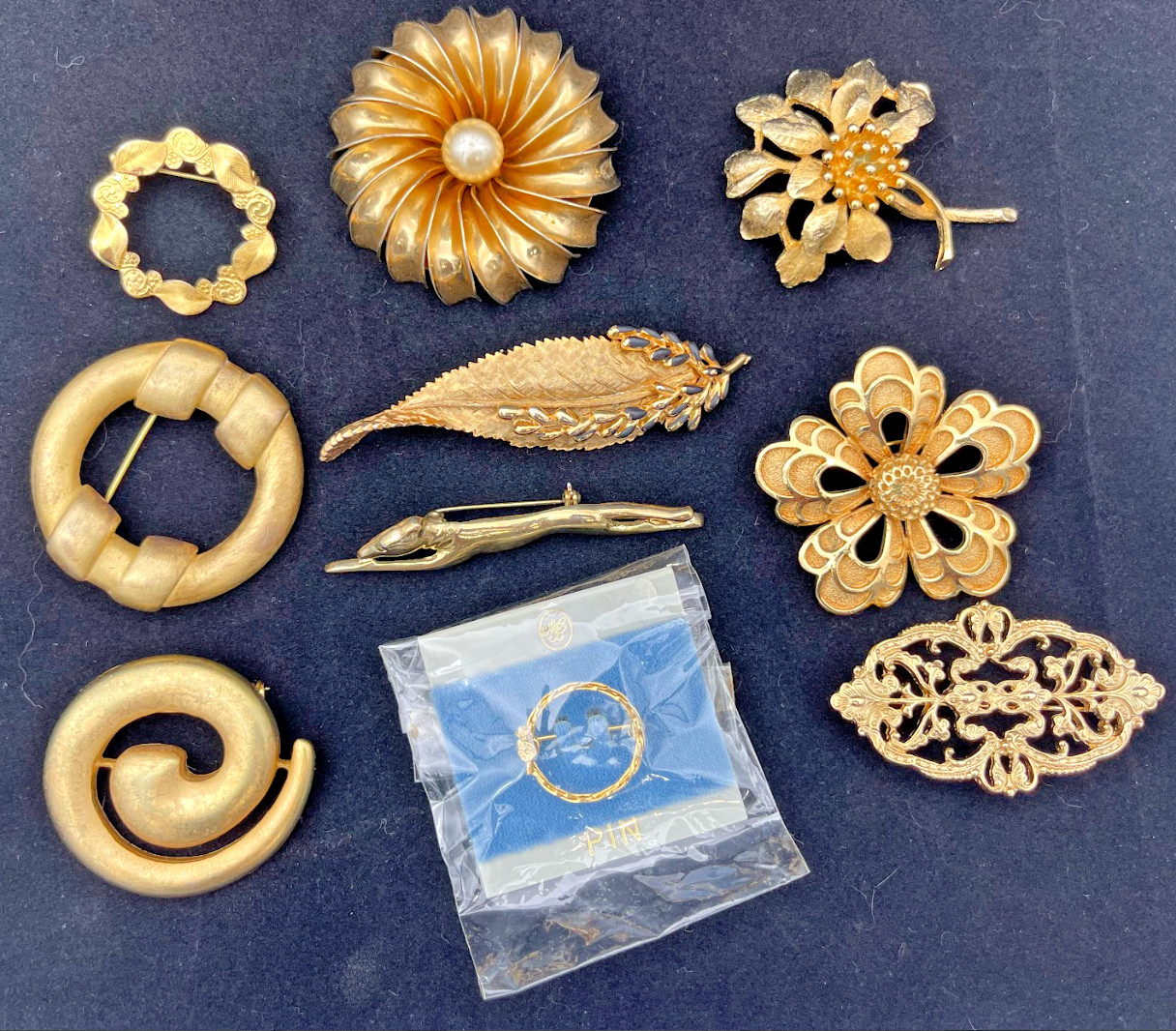 Lot Vintage Brooch and pin Gold Tone Collection Unmarked 60s, 70s or 80s