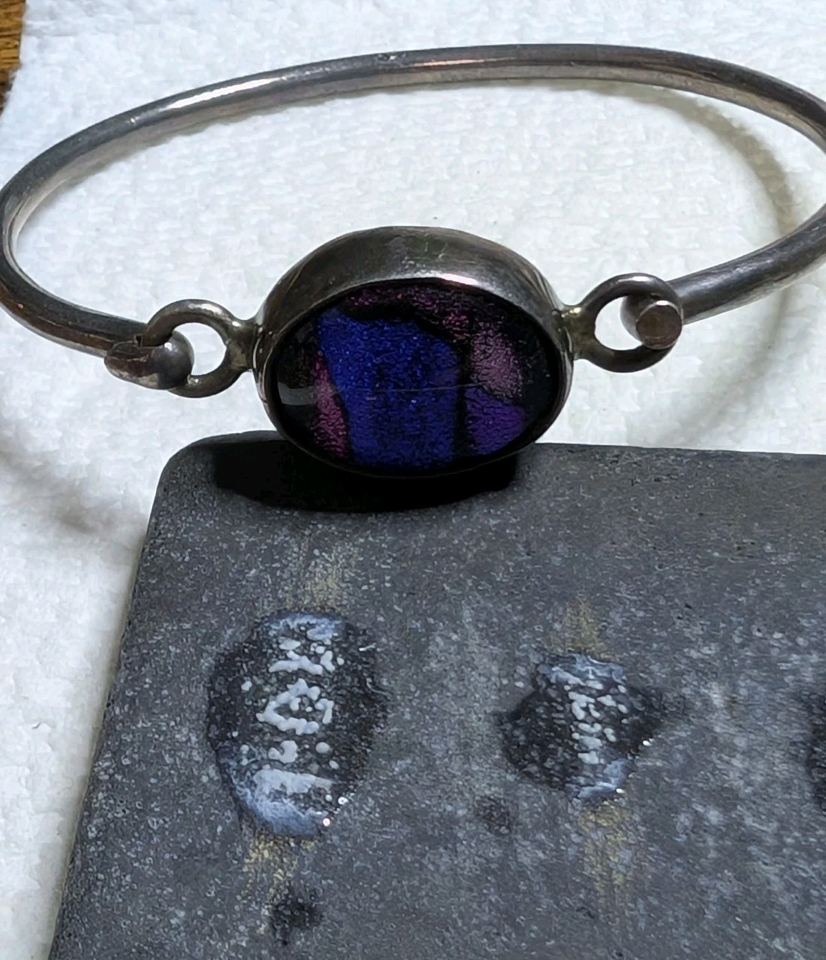 Vtg Sterling Silver Oval Multi Color Dichroic Glass Hook Bangle Bracelet – 16.6g