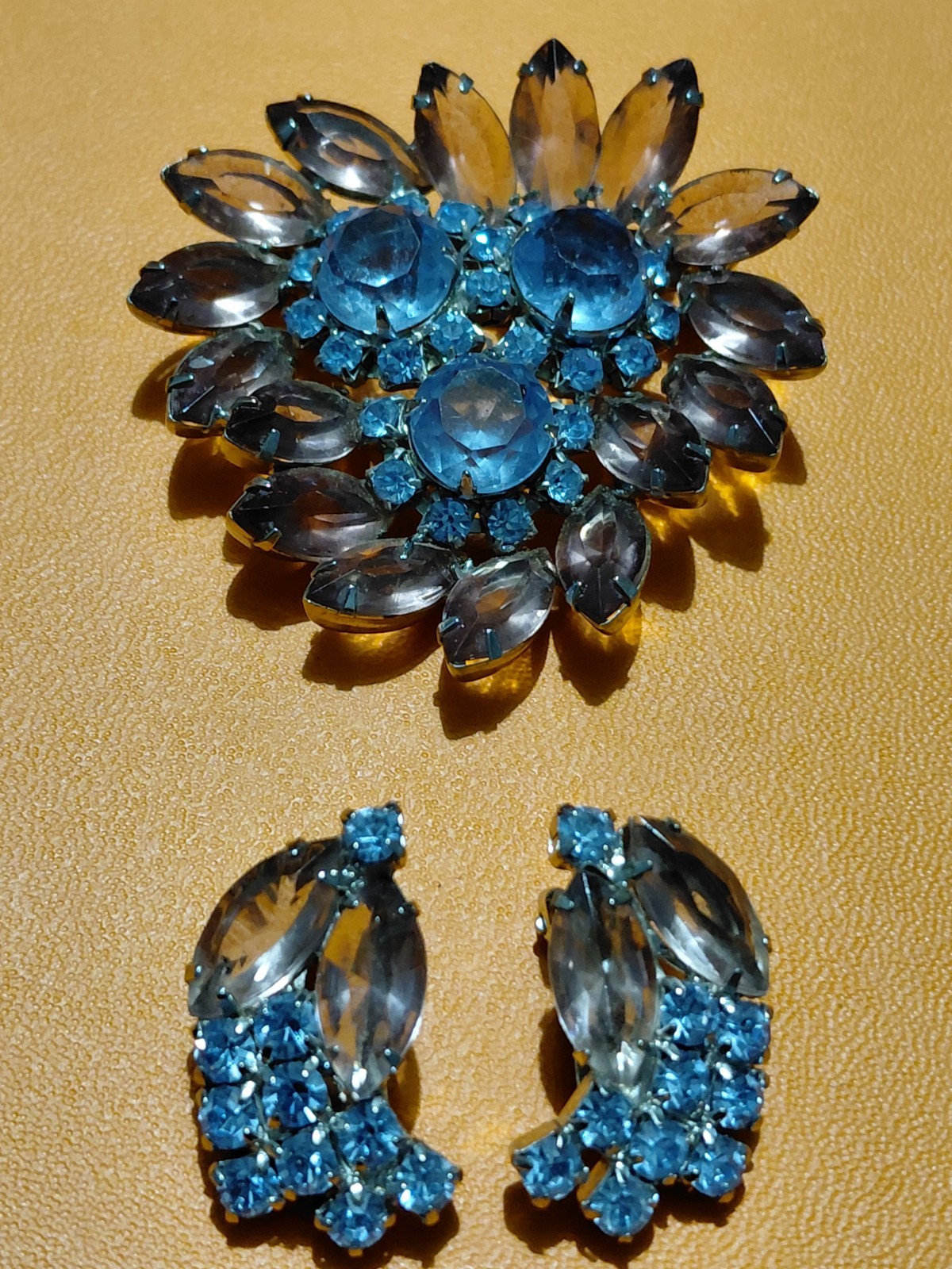 Vtg Brooch And Clip On Earrings (Juliana Style) Not Signed