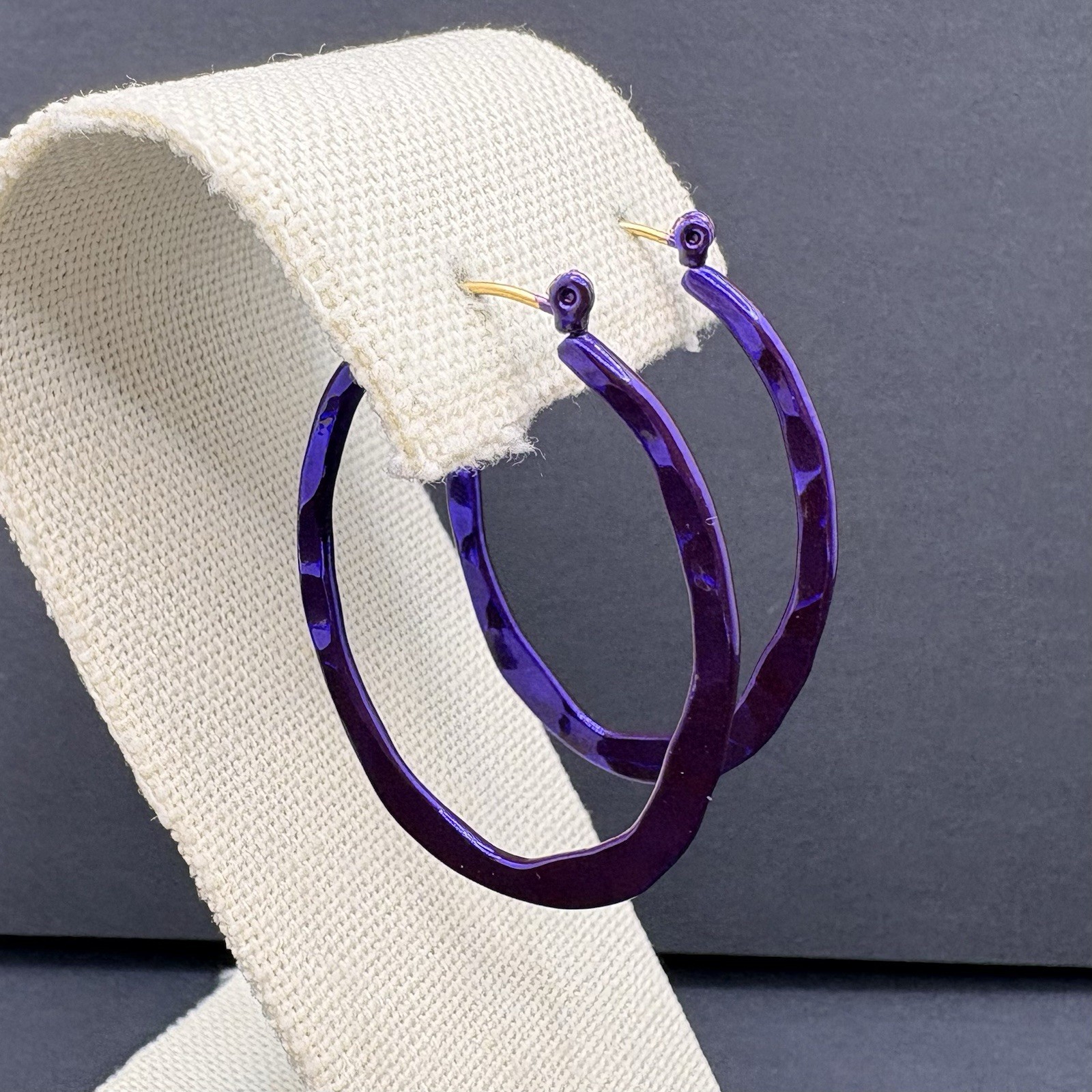 Vintage Joan Rivers Purple Hammered Metal Hoop Dangle Pierced Earrings Classic