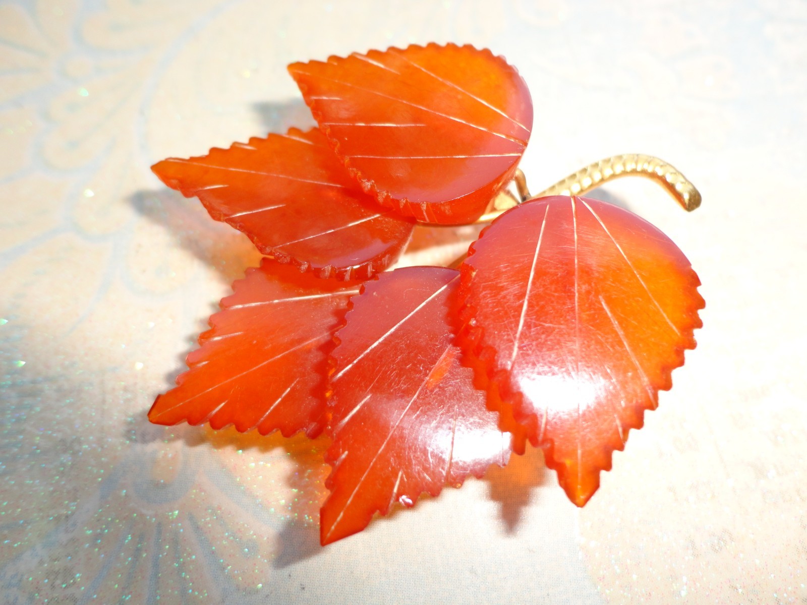 VTG ESTATE CARVED HONEY-COLORED RUSSIAN SOVIET BALTIC AMBER FIVE LEAF BROOCH PIN